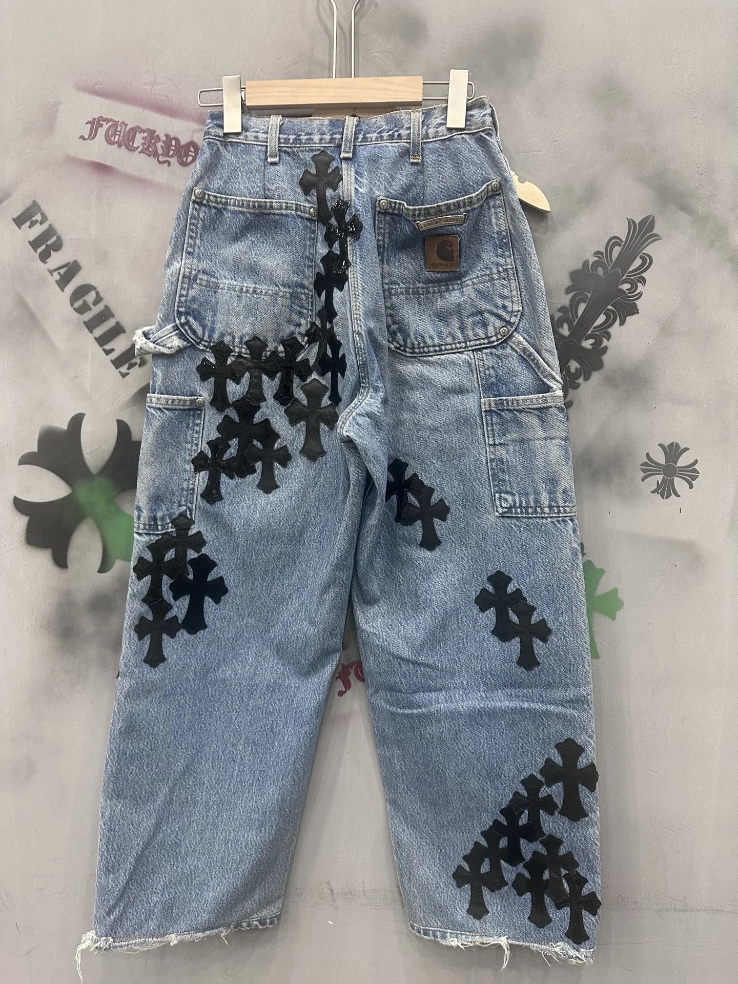 Джинсы Chrome Hearts x Carhartt B73 Double Knee голубого цвета с черными кожаными нашивками-крестами, вид сзади