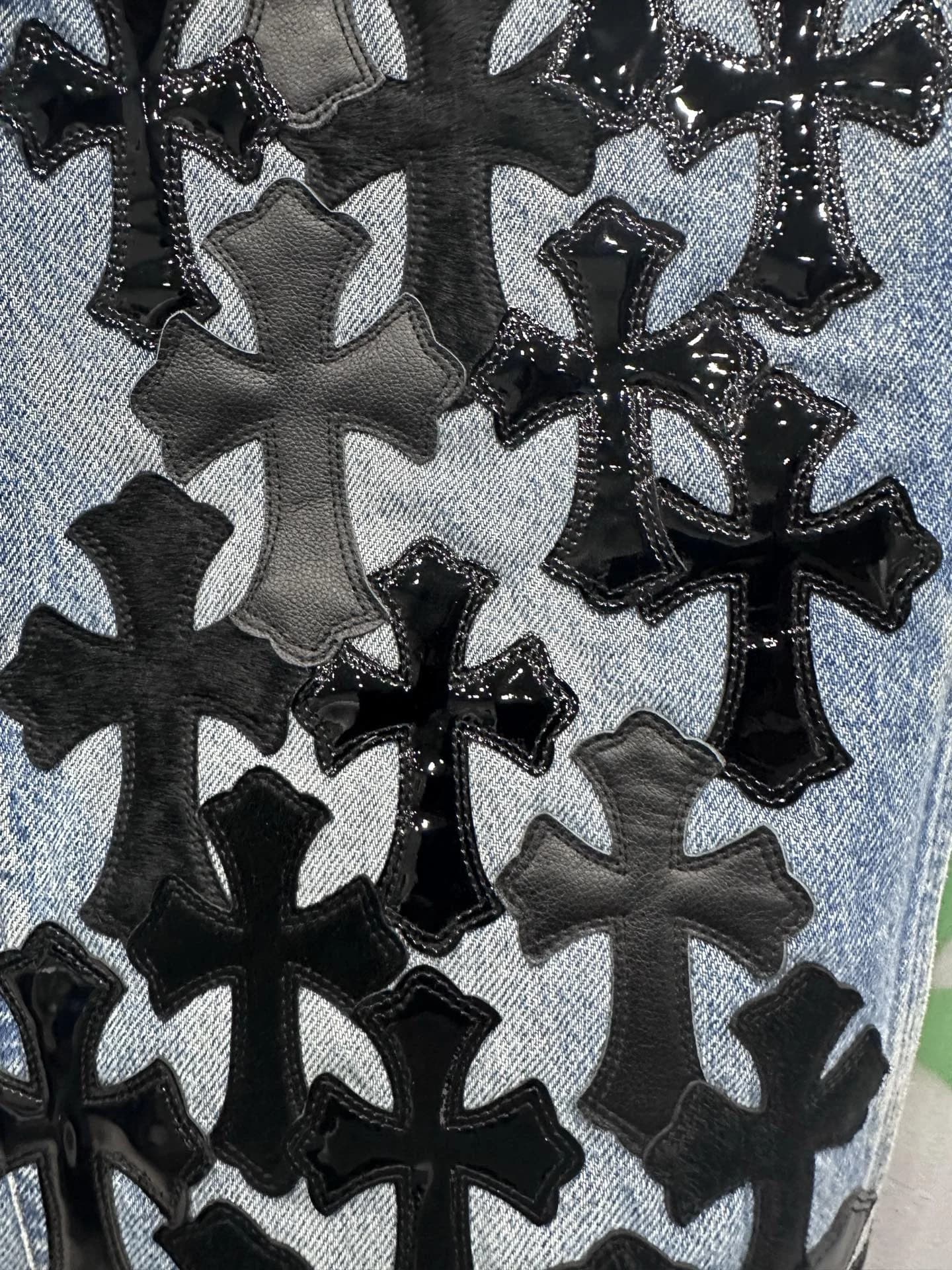 Деталь джинсов Chrome Hearts x Carhartt B73 Double Knee с нашивками в виде крестов из матовой и лакированной кожи