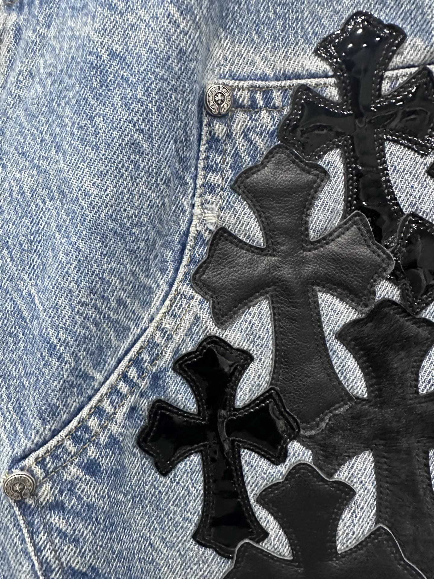 Крупный план кармана джинсов Chrome Hearts x Carhartt B73 Double Knee с кожаными нашивками