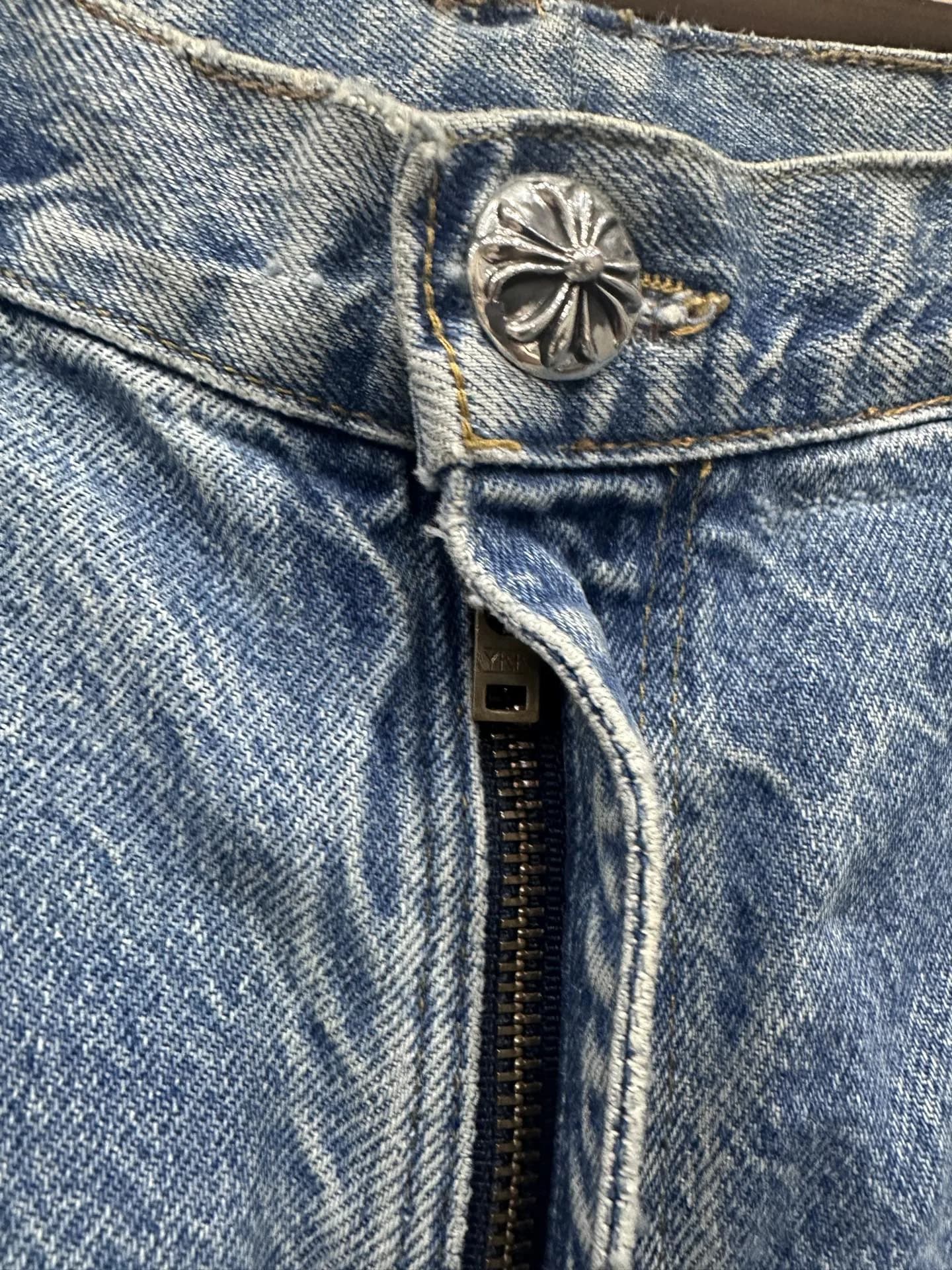 Металлическая пуговица с фирменным тиснением Chrome Hearts и молния на джинсах
