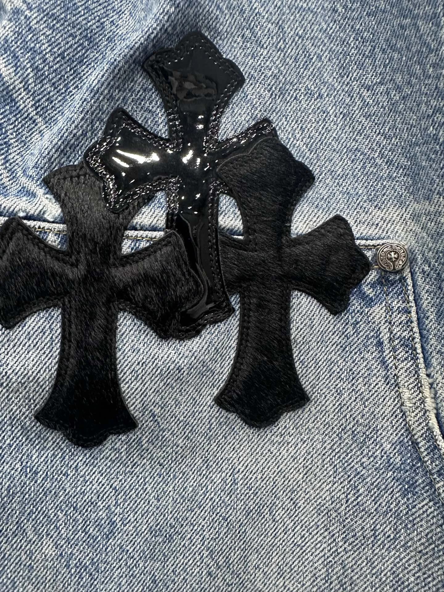 Кожаные нашивки-кресты на джинсах Chrome Hearts x Carhartt B73 Double Knee