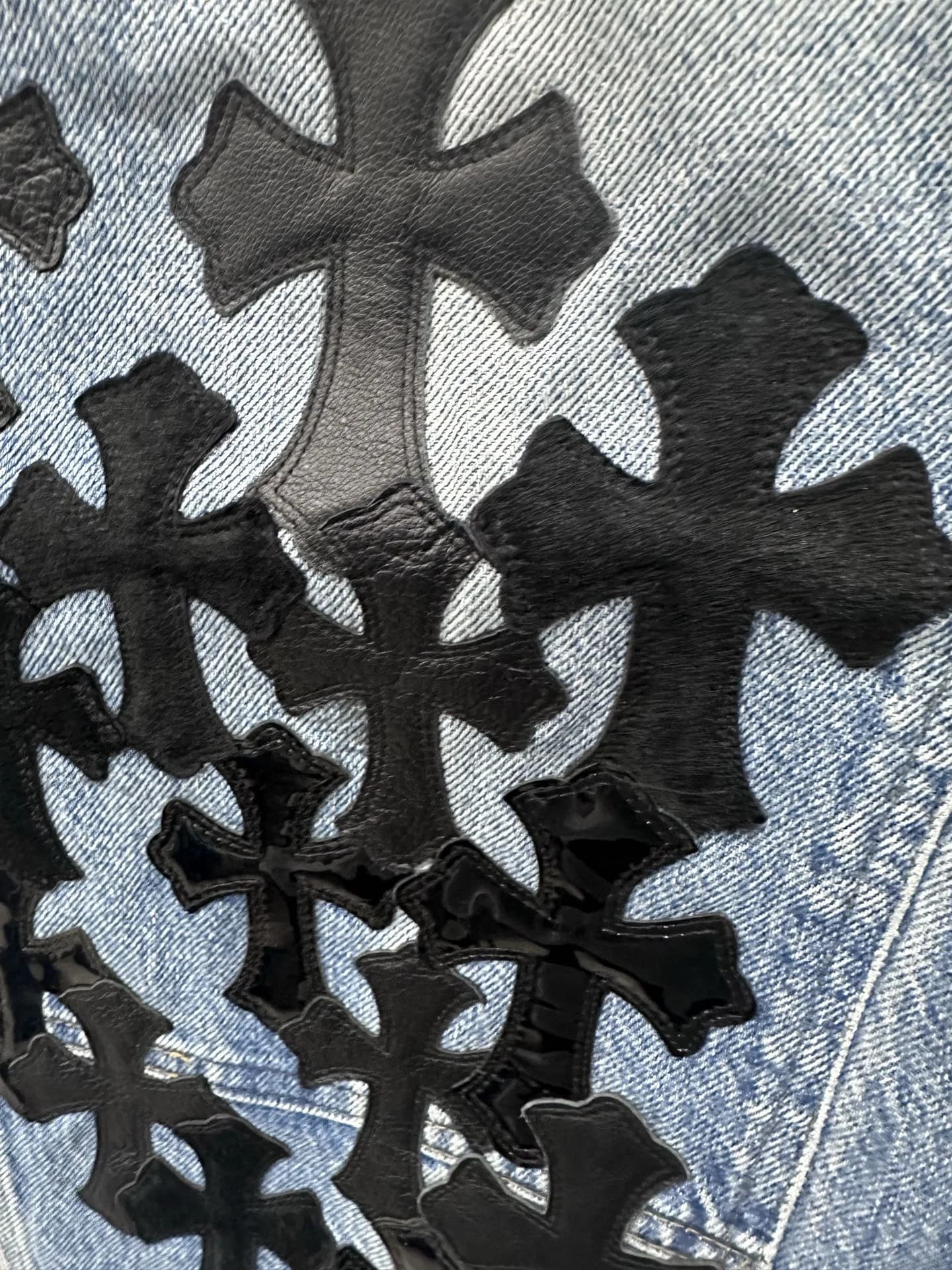 Деталь кроя джинсов Chrome Hearts x Carhartt B73 Double Knee с кожаным декором