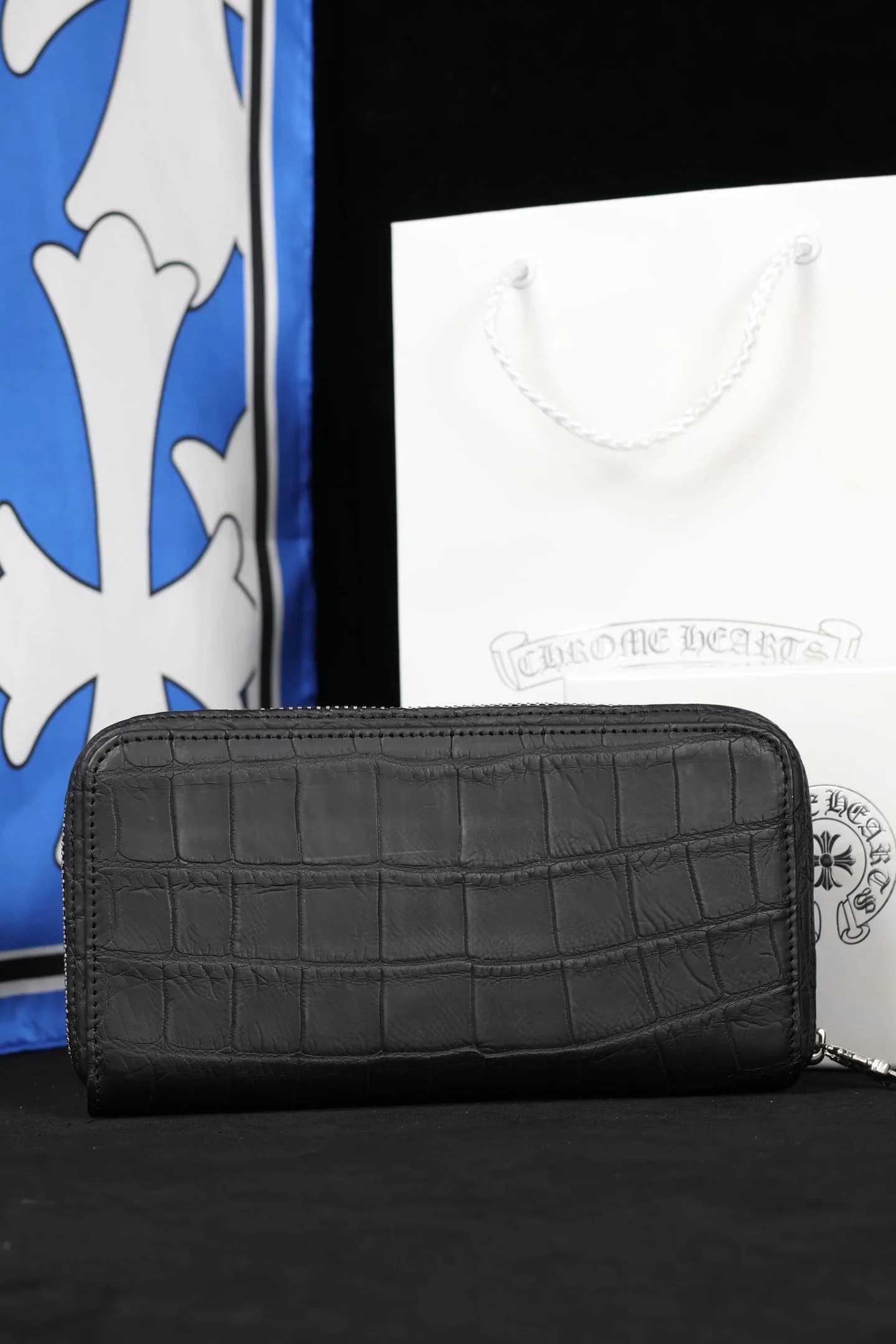 Кошелек Chrome Hearts из черной кожи крокодила, вид сзади