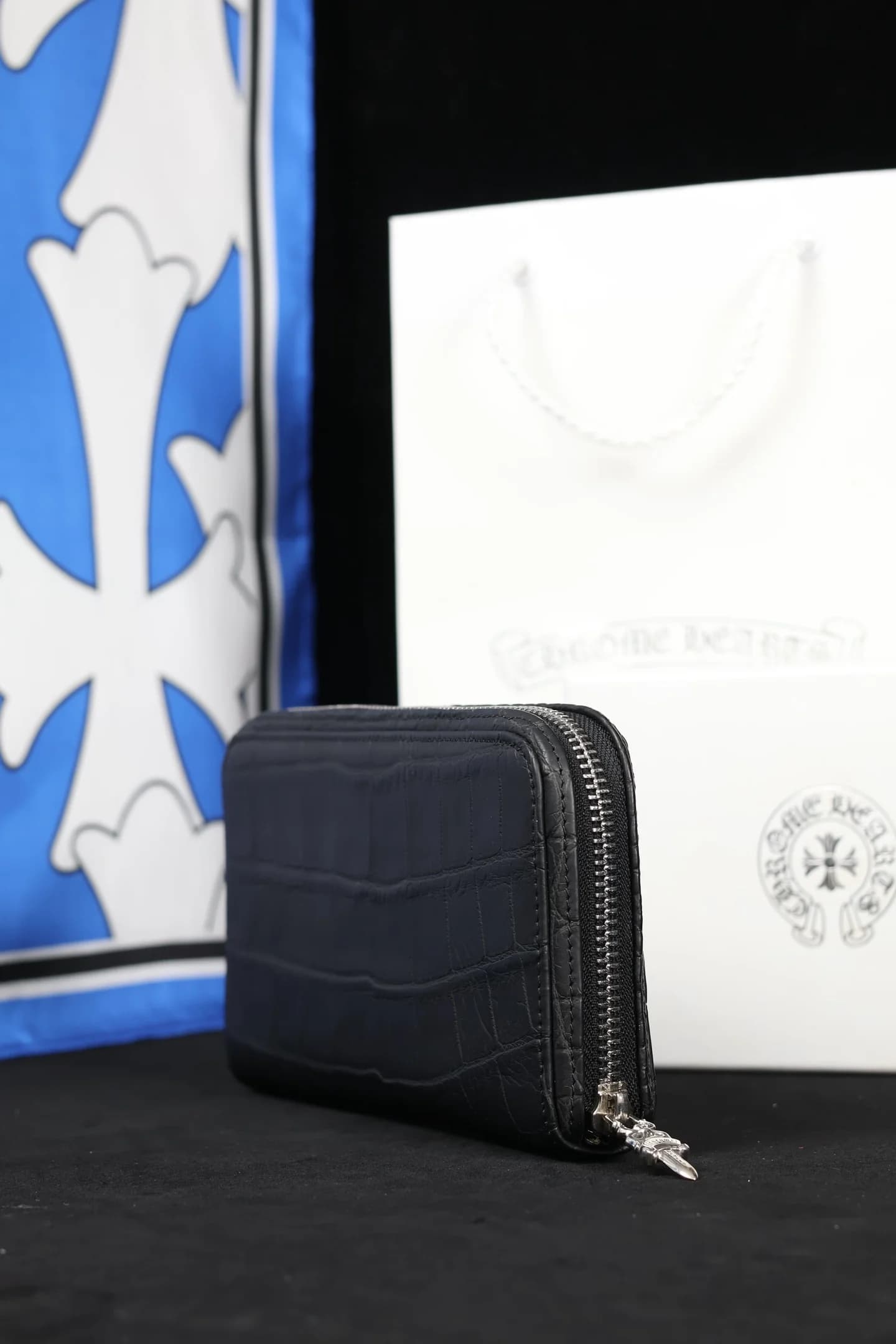 Кошелек на молнии Chrome Hearts из кожи крокодила, ракурс три четверти