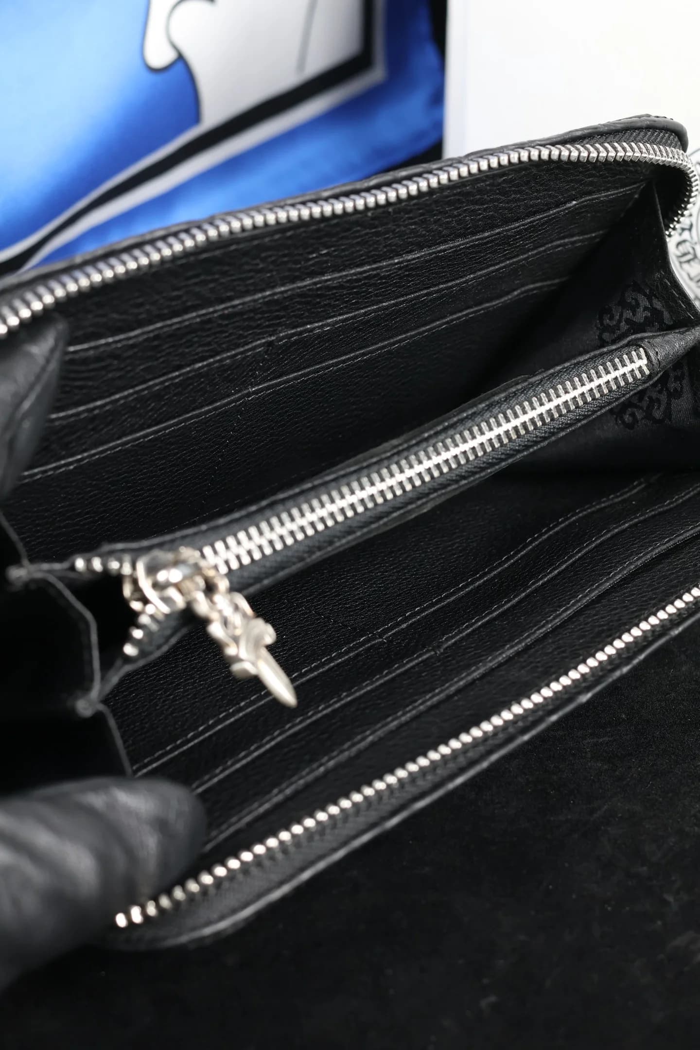Внутреннее пространство кошелька Chrome Hearts: слоты для карт и отдел на молнии
