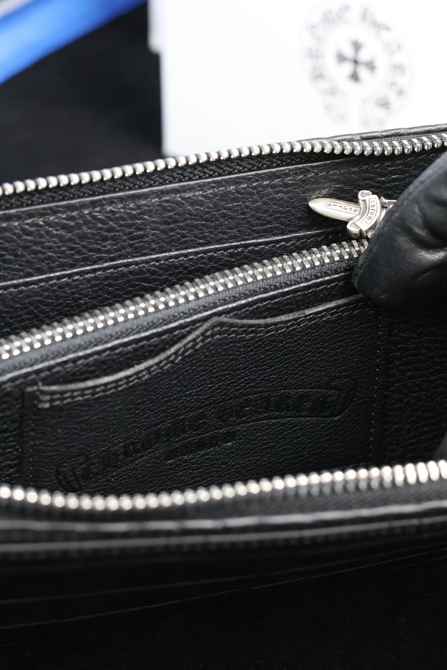 Тиснение бренда Chrome Hearts на внутреннем кармане кошелька