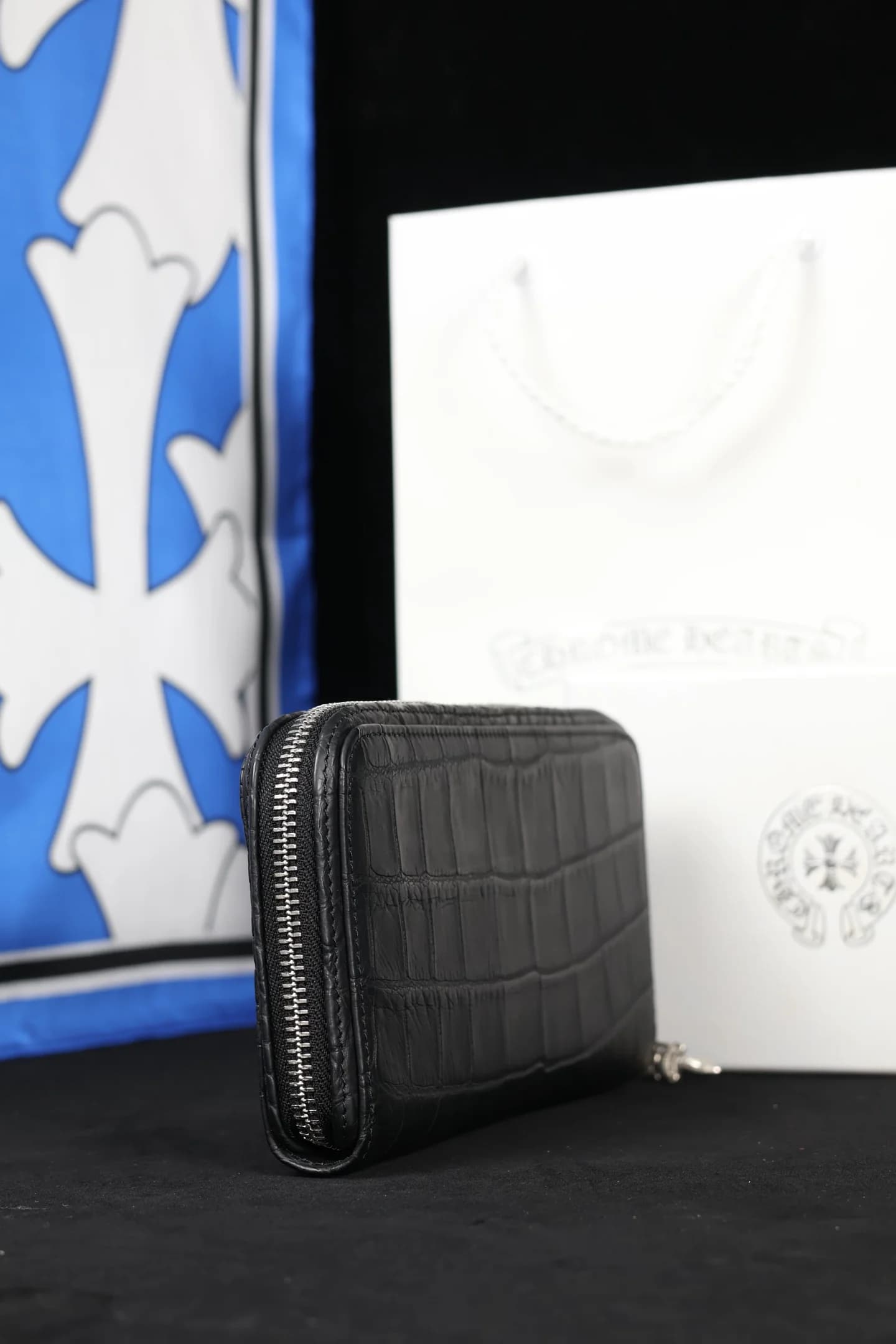 Черный кошелек Chrome Hearts на молнии, вид сбоку