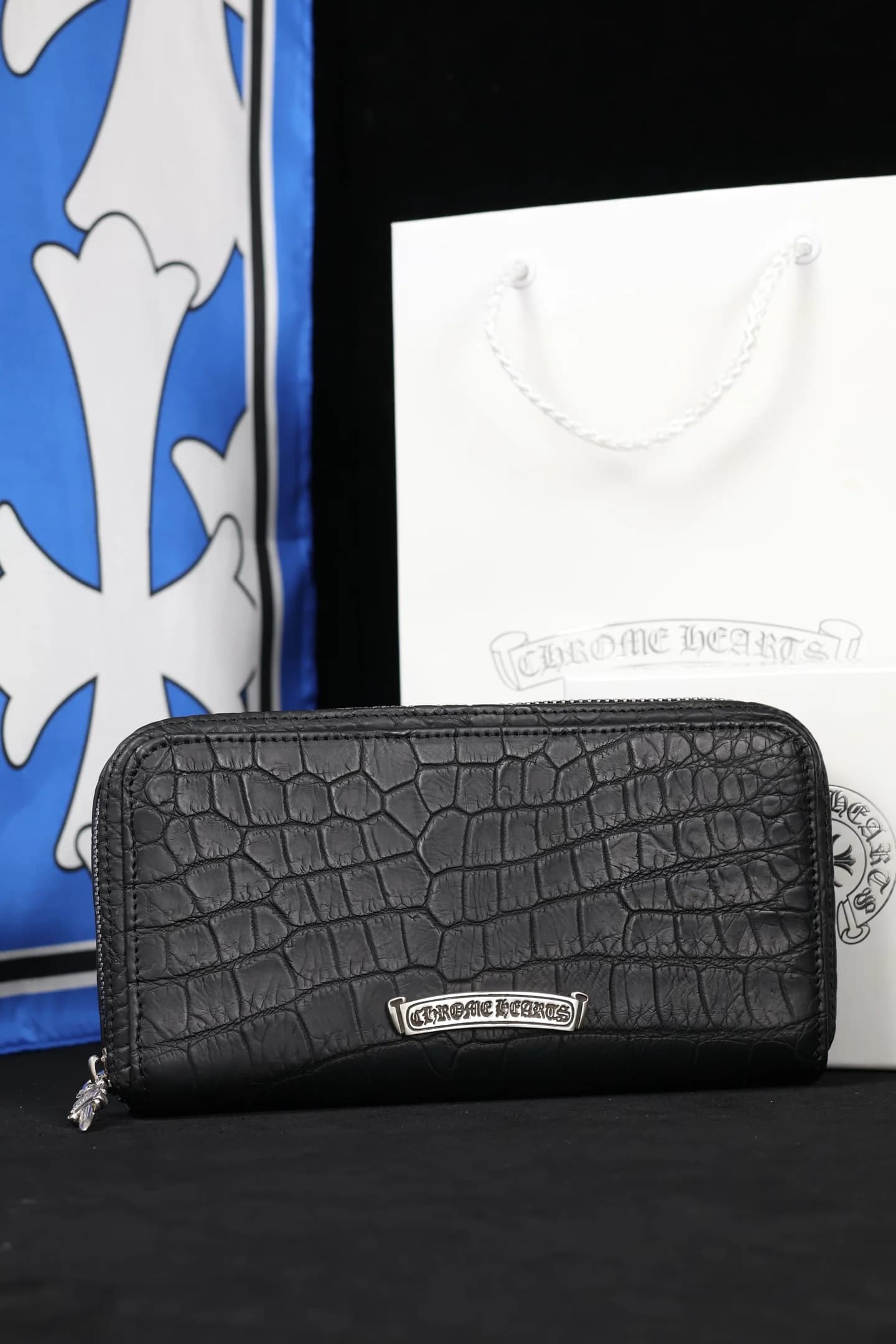 Лицевая сторона кошелька Chrome Hearts с серебряной плашкой