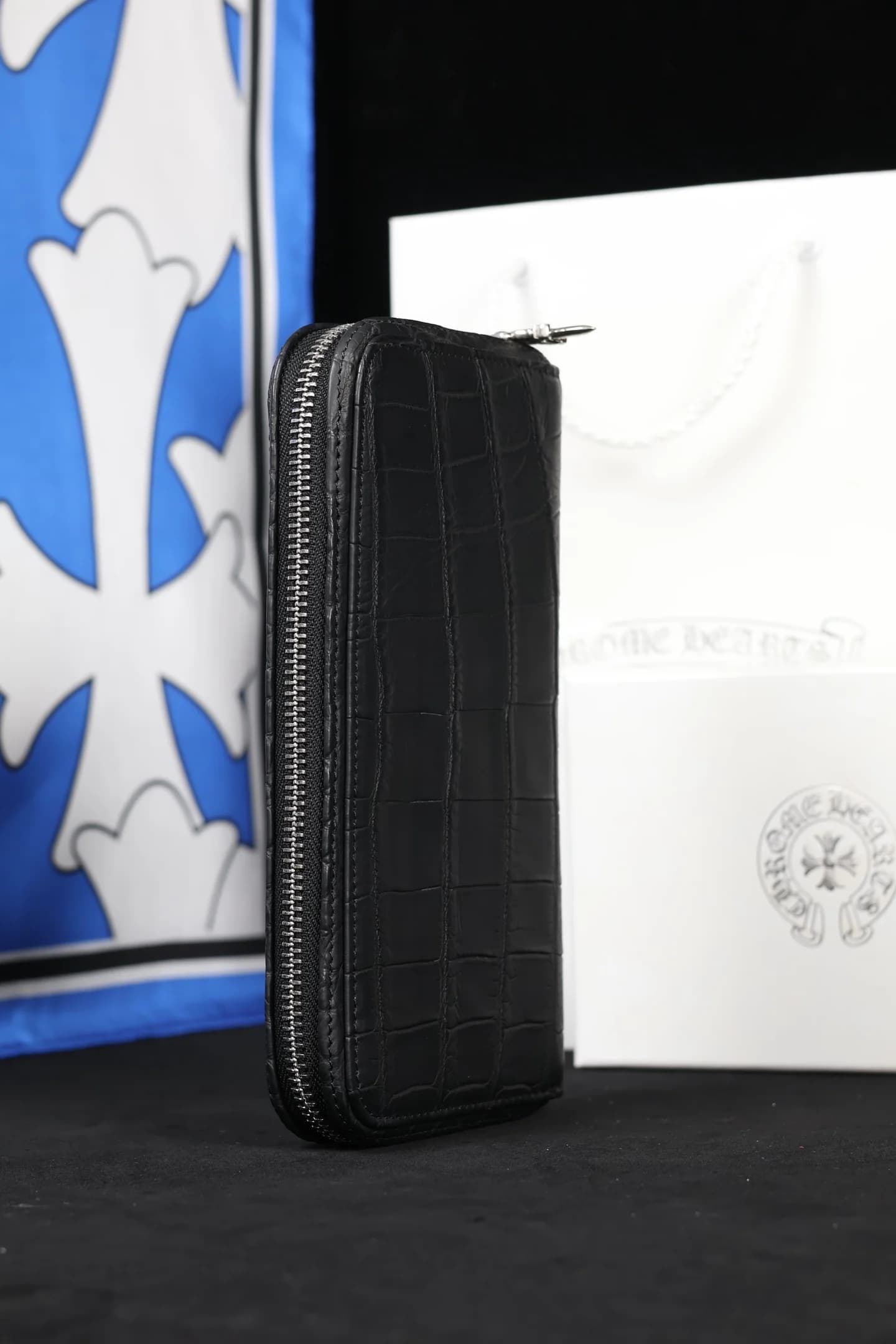 Кошелек Chrome Hearts из кожи крокодила, вертикальный вид с торца