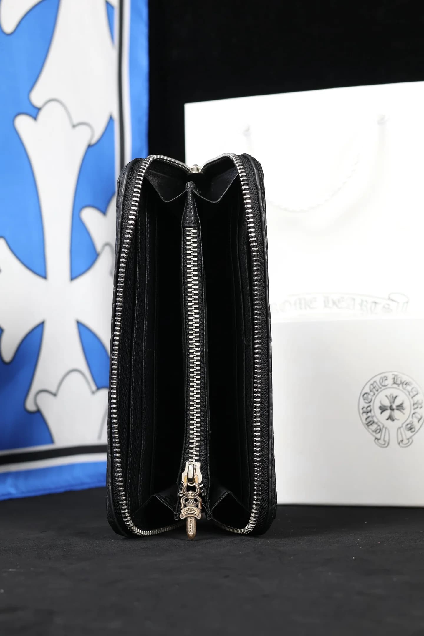 Раскрытый кошелек Chrome Hearts, вид сверху на внутренние отделения