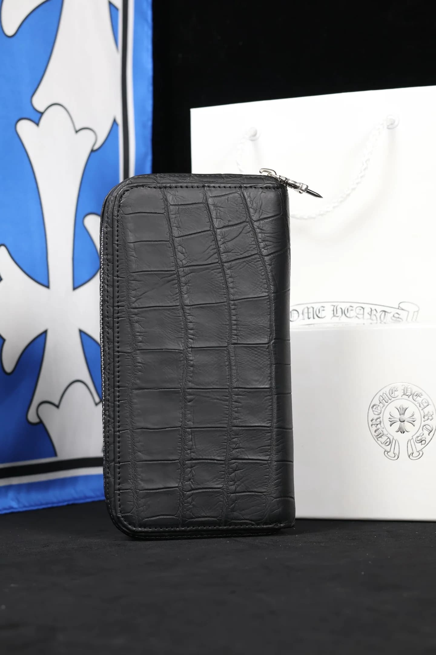 Вертикальный вид кошелька Chrome Hearts из фактурной кожи крокодила