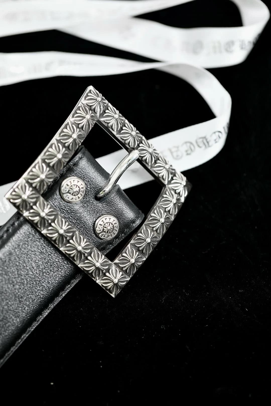 Квадратная серебряная пряжка ремня Chrome Hearts с рельефным готическим узором