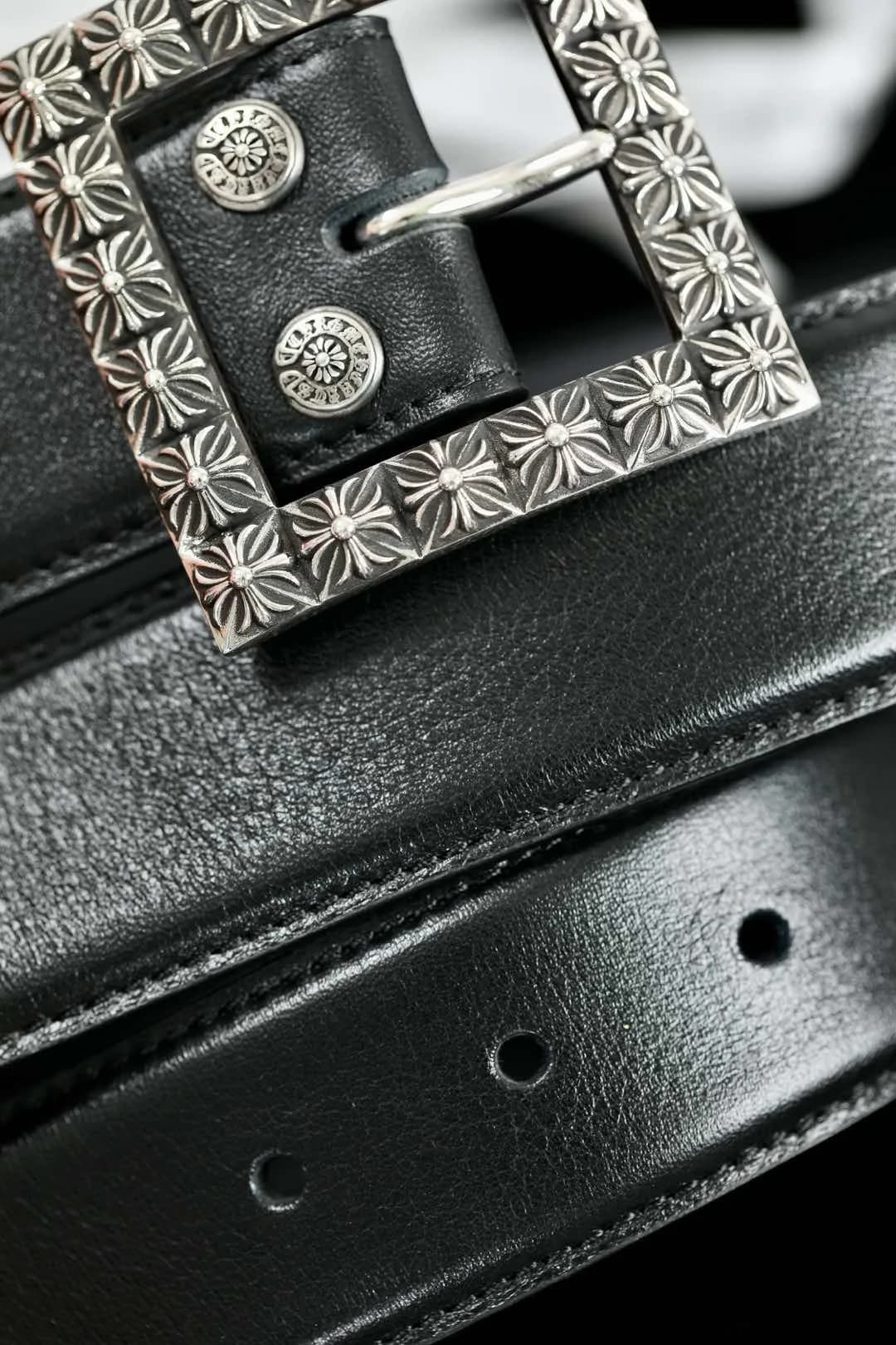 Фактура натуральной кожи и серебряная фурнитура ремня Chrome Hearts крупным планом