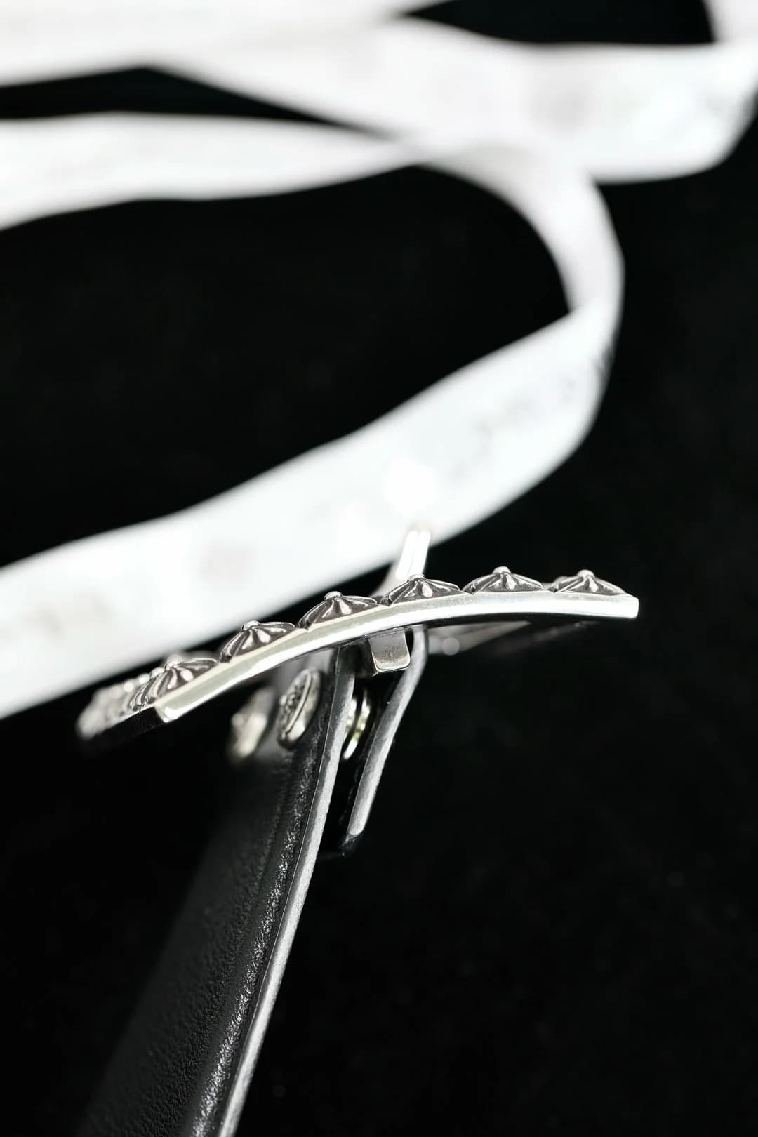 Вид сбоку на серебряную пряжку и шпенек ремня Chrome Hearts