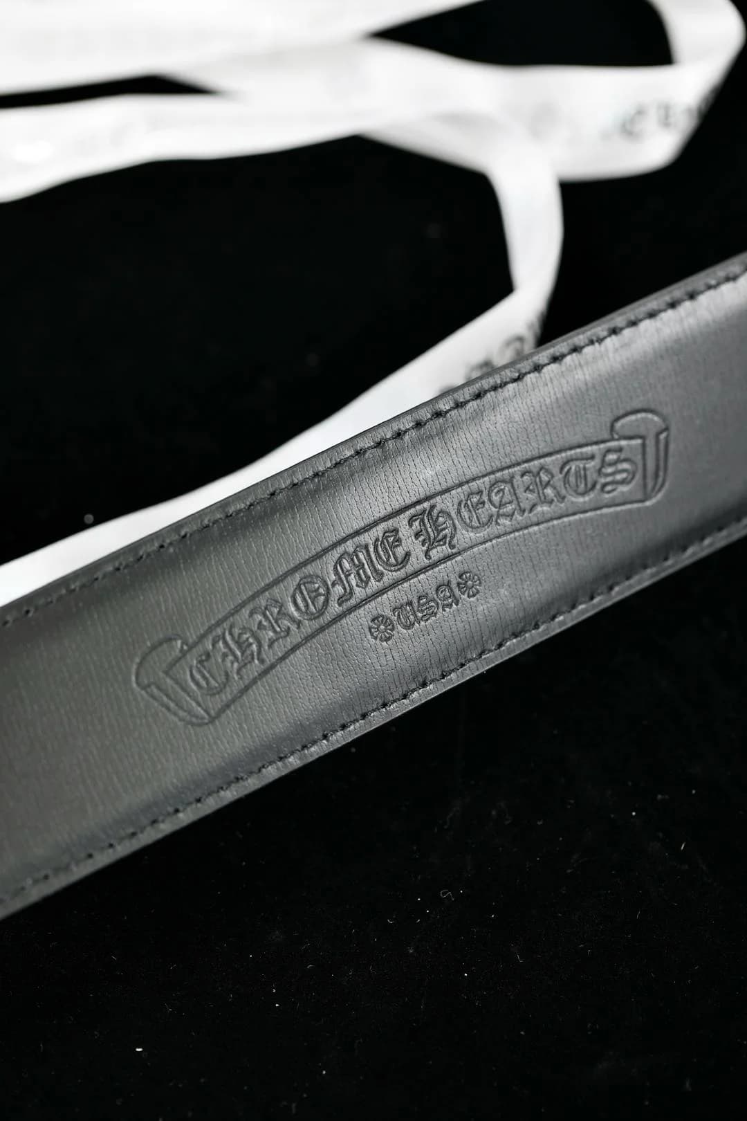 Тиснение с логотипом Chrome Hearts на внутренней стороне кожаного ремня