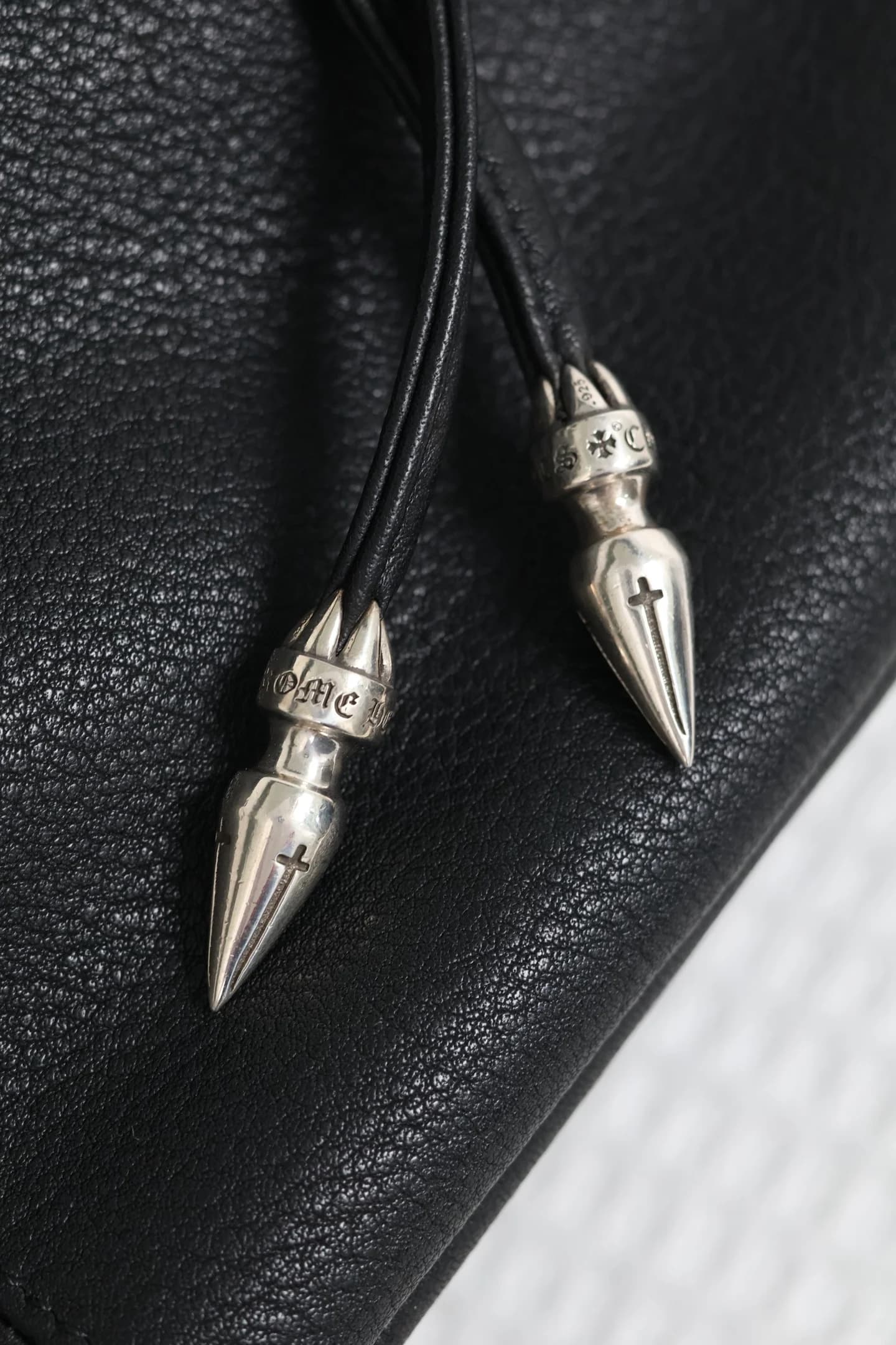 Серебряные наконечники на кожаных затяжках рюкзака Chrome Hearts