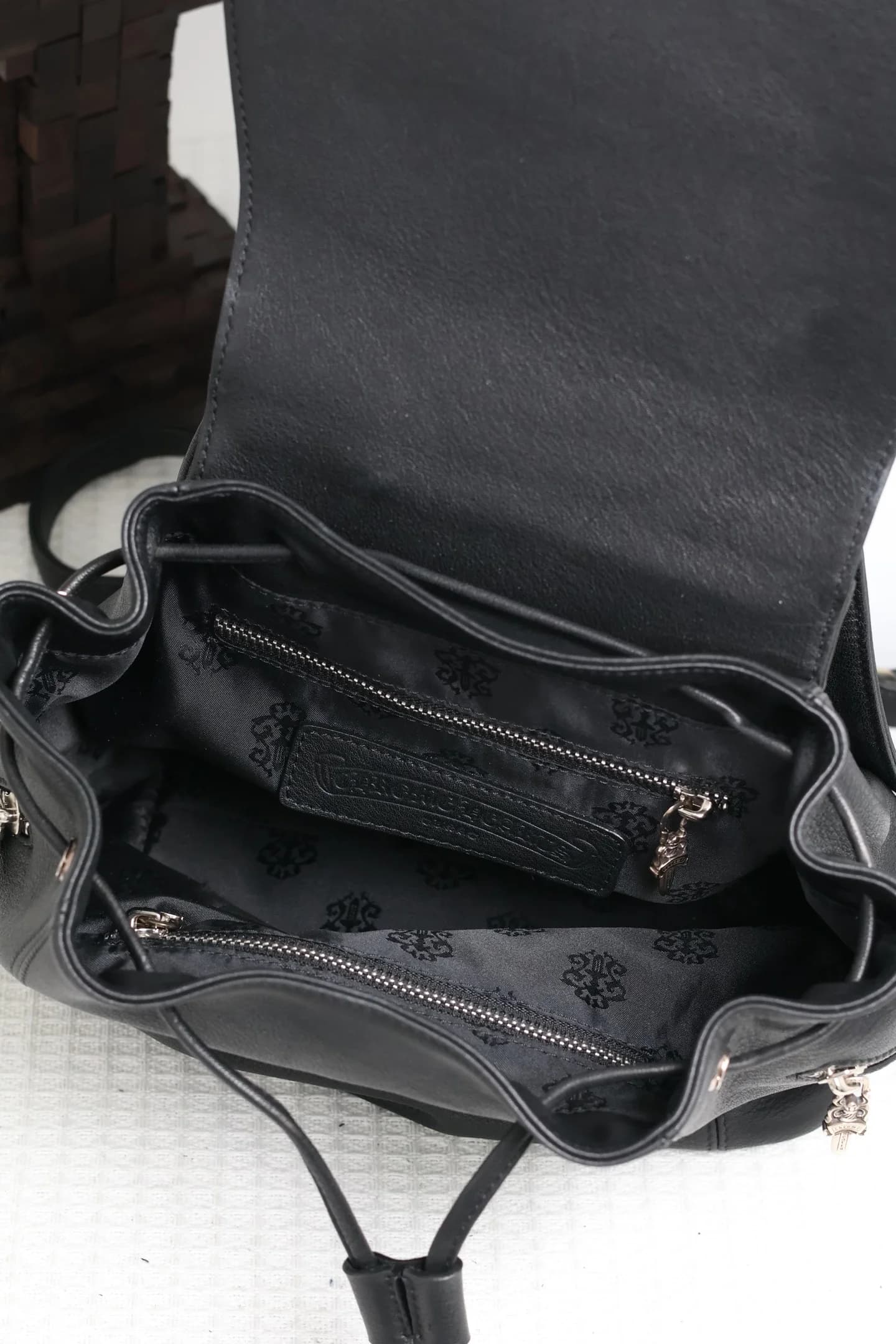 Внутреннее отделение рюкзака Chrome Hearts с фирменной жаккардовой подкладкой