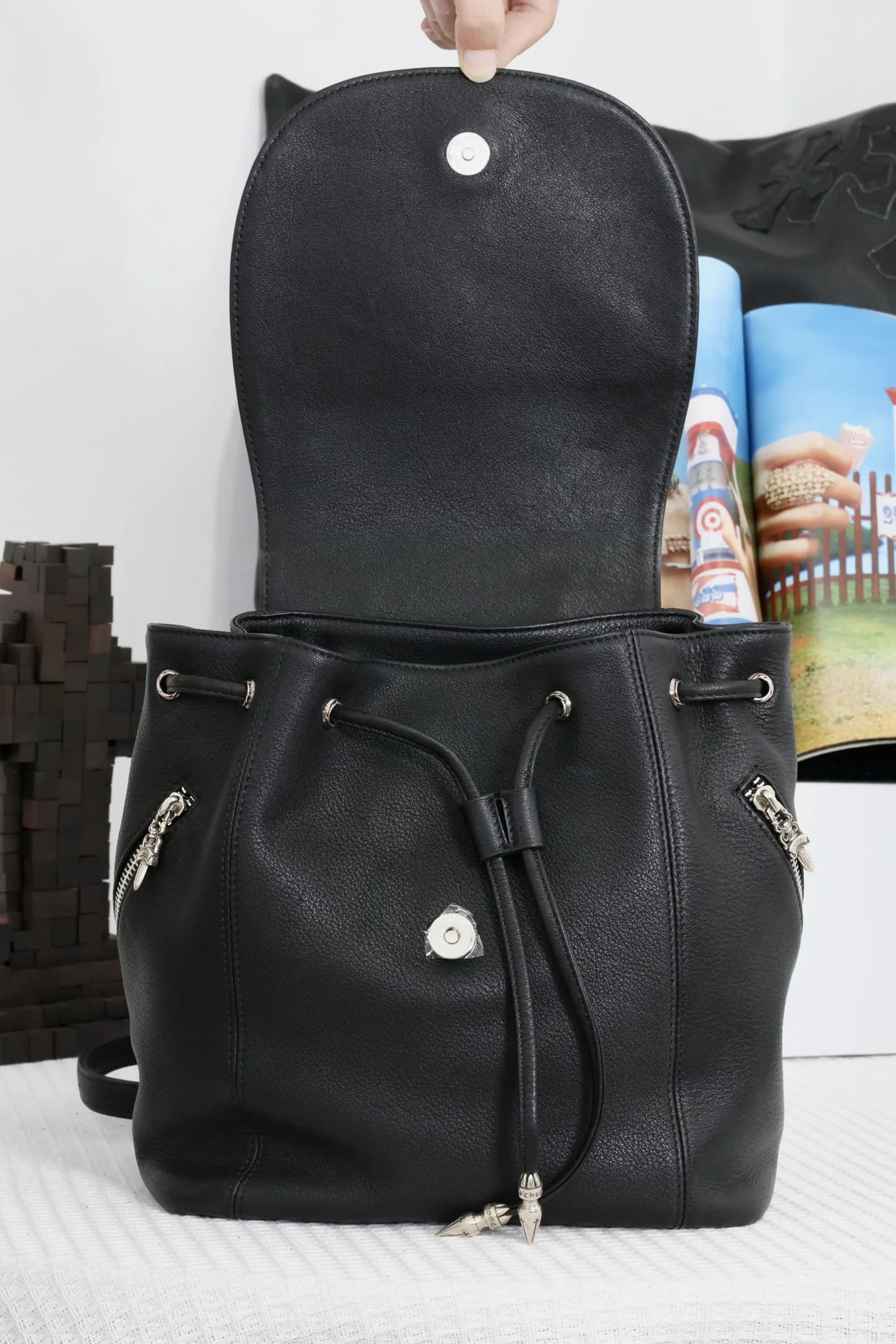 Открытый клапан рюкзака Chrome Hearts с затяжным кожаным шнурком