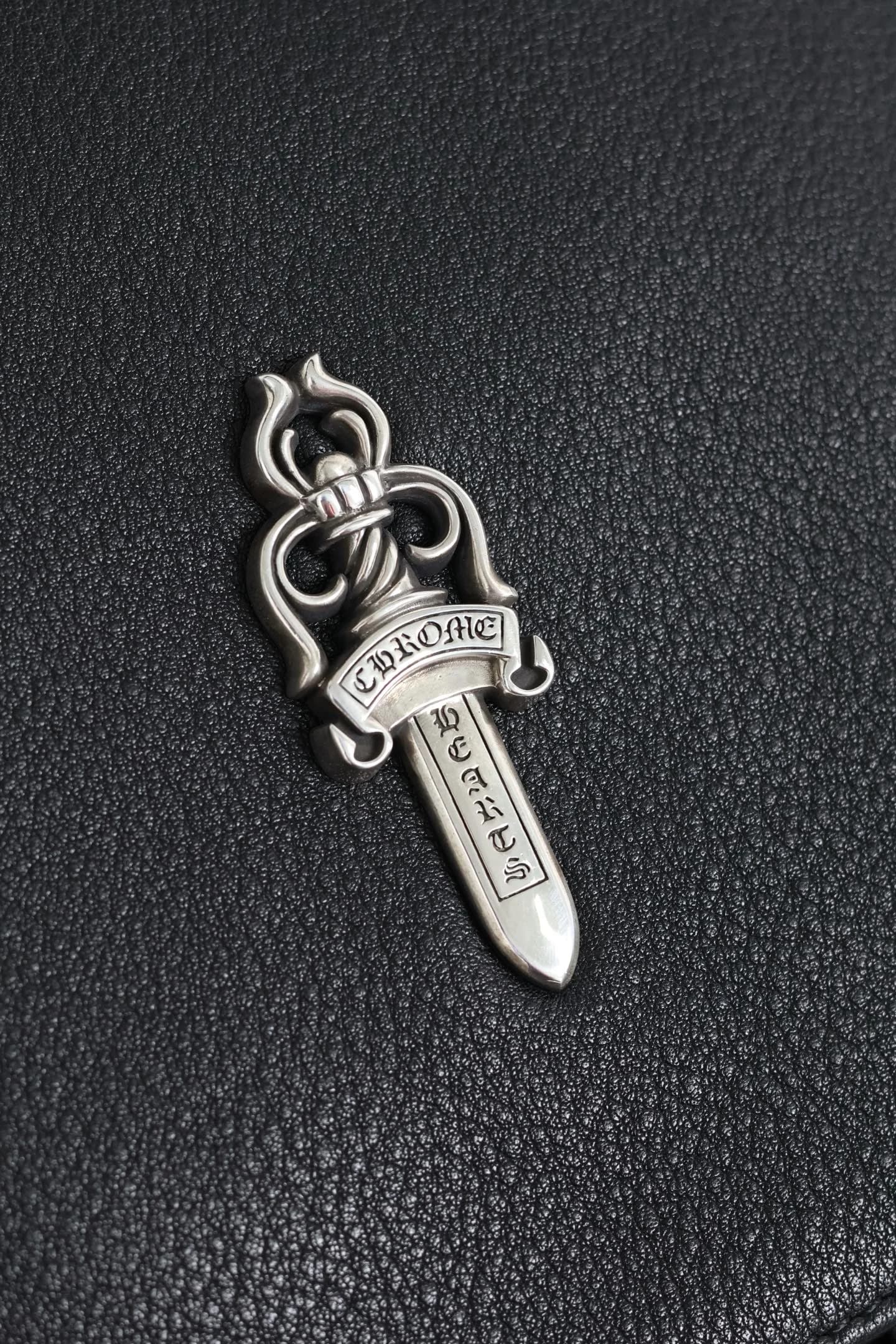 Деталь серебряной фурнитуры 925 пробы в форме кинжала Dagger Chrome Hearts