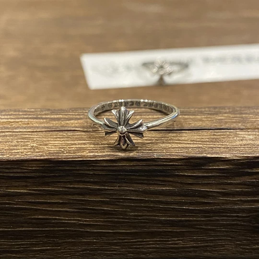 Серебряное кольцо Chrome Hearts Bubblegum CH Plus на деревянной подставке