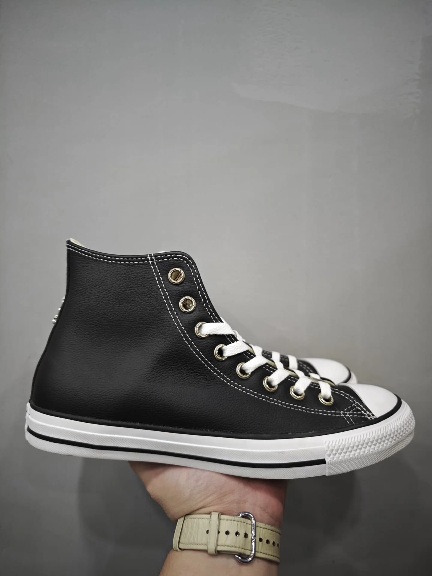 Высокие черные кеды Chrome Hearts x Converse All Star, вид сбоку