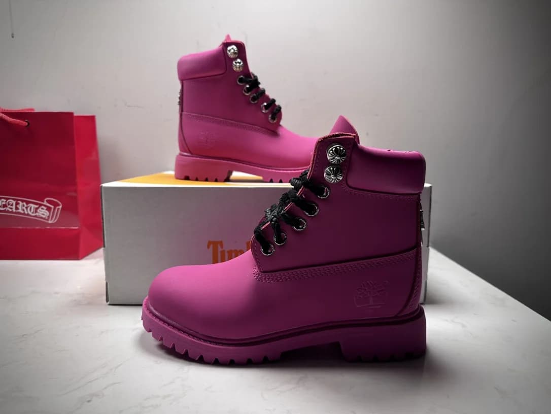 Розовые ботинки Chrome Hearts x Timberland, вид сбоку