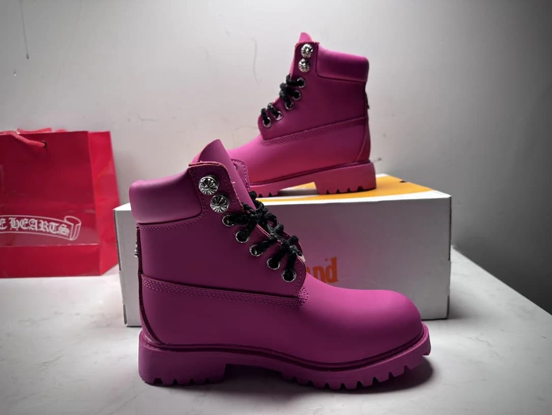 Розовые ботинки Chrome Hearts x Timberland на коробке