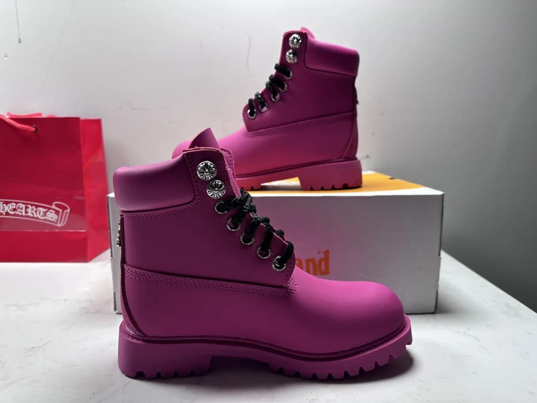 Розовые ботинки Chrome Hearts x Timberland, вид сбоку