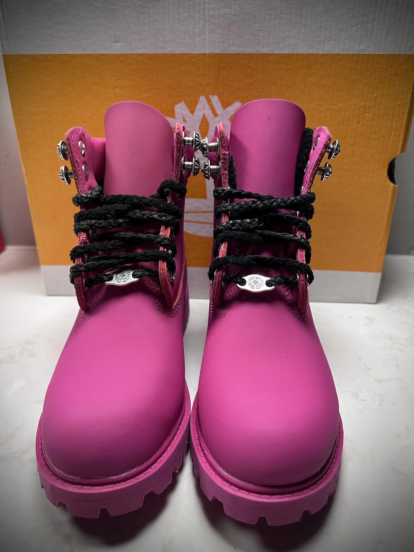 Розовые ботинки Chrome Hearts x Timberland, вид спереди