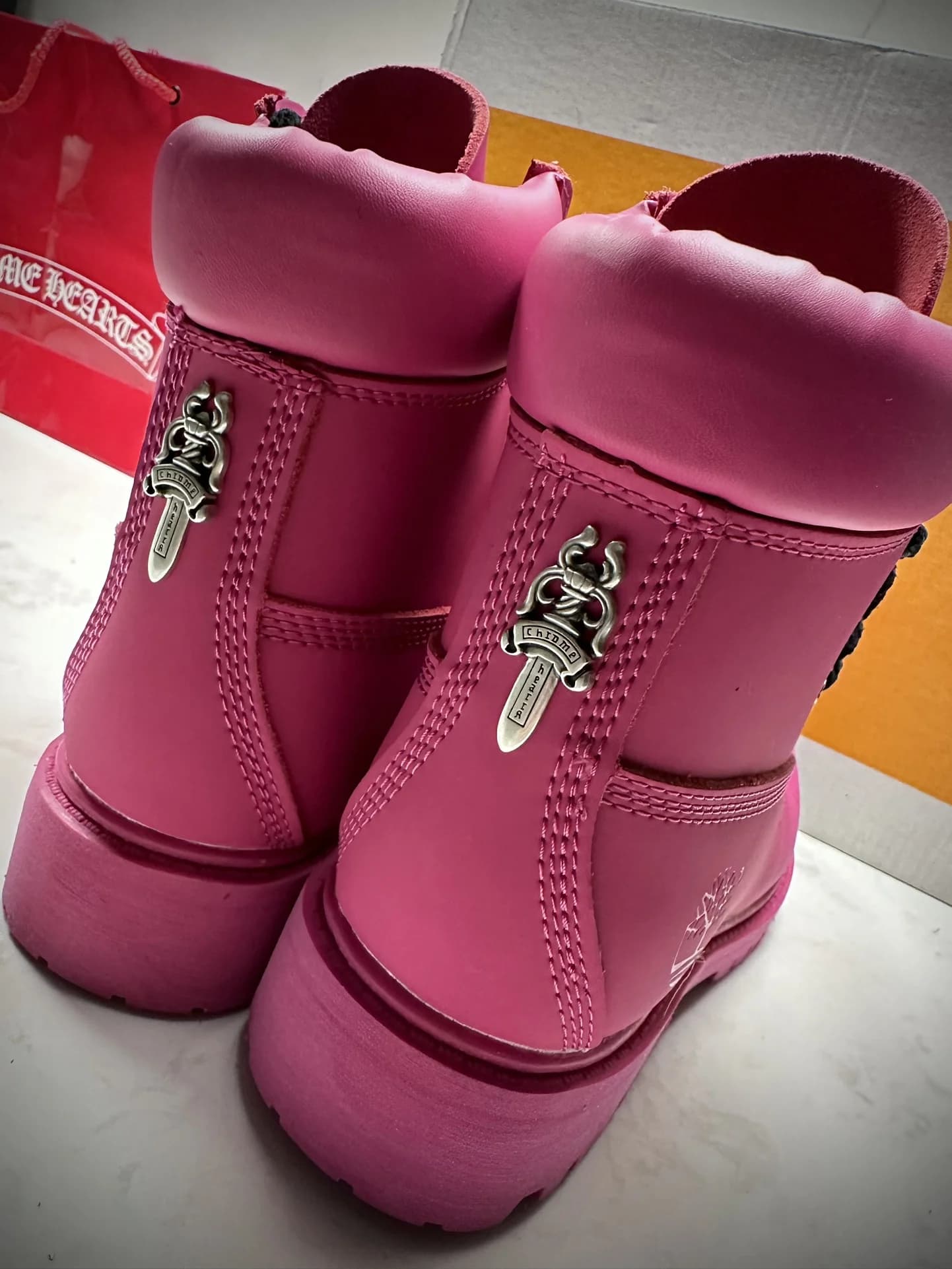 Розовые ботинки Chrome Hearts x Timberland, вид сзади с серебряными кинжалами