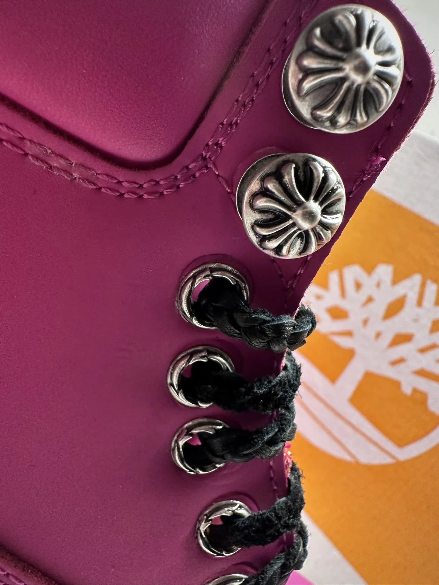 Деталь шнуровки и серебряных заклепок-крестов на ботинках Chrome Hearts x Timberland