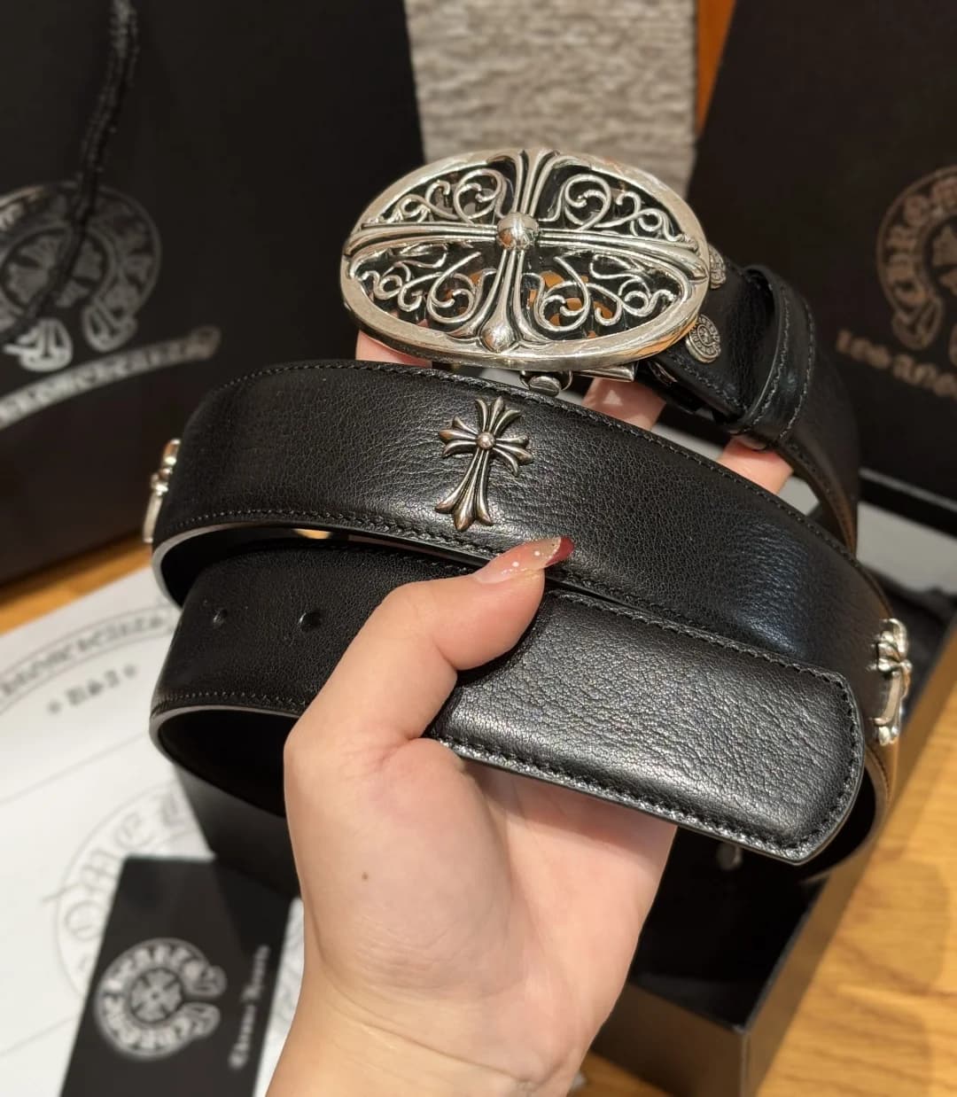 Ремень Chrome Hearts из зернистой кожи с серебристой пряжкой и заклепками-крестами