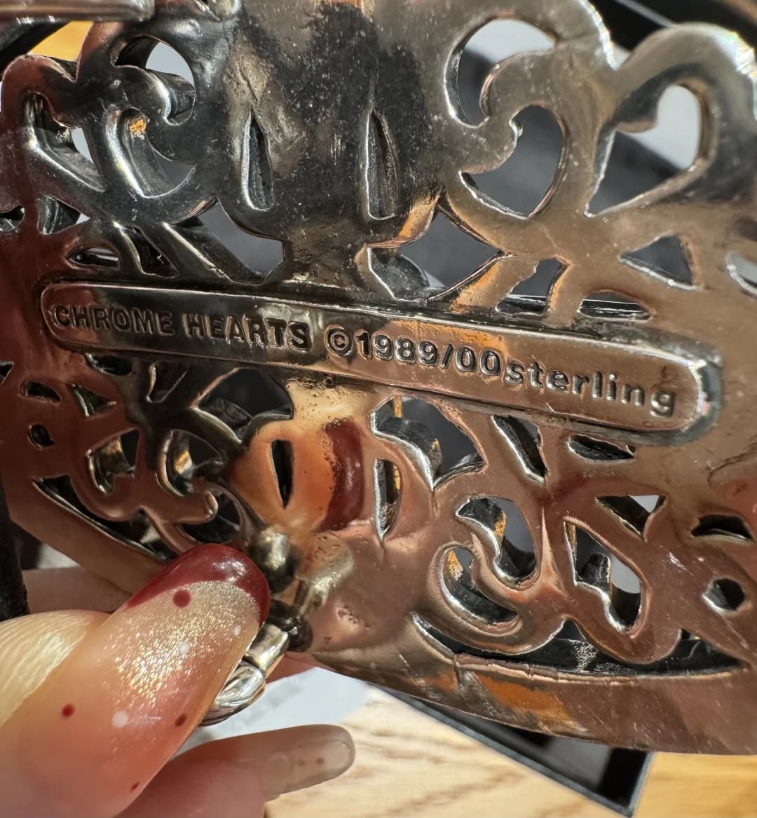 Обратная сторона пряжки Chrome Hearts с гравировкой бренда и клеймом sterling