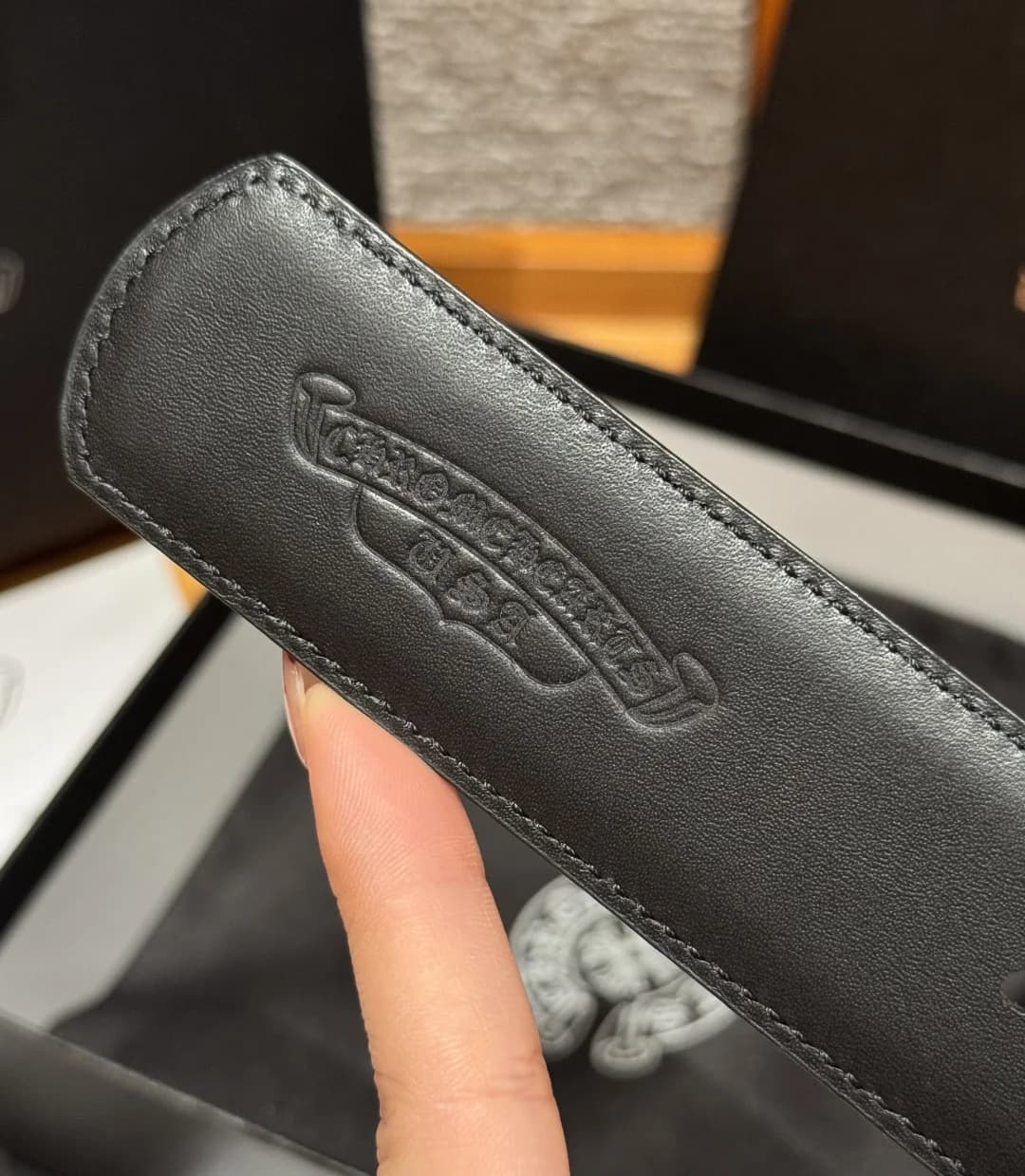 Тиснение фирменного логотипа Chrome Hearts на внутренней стороне кончика ремня