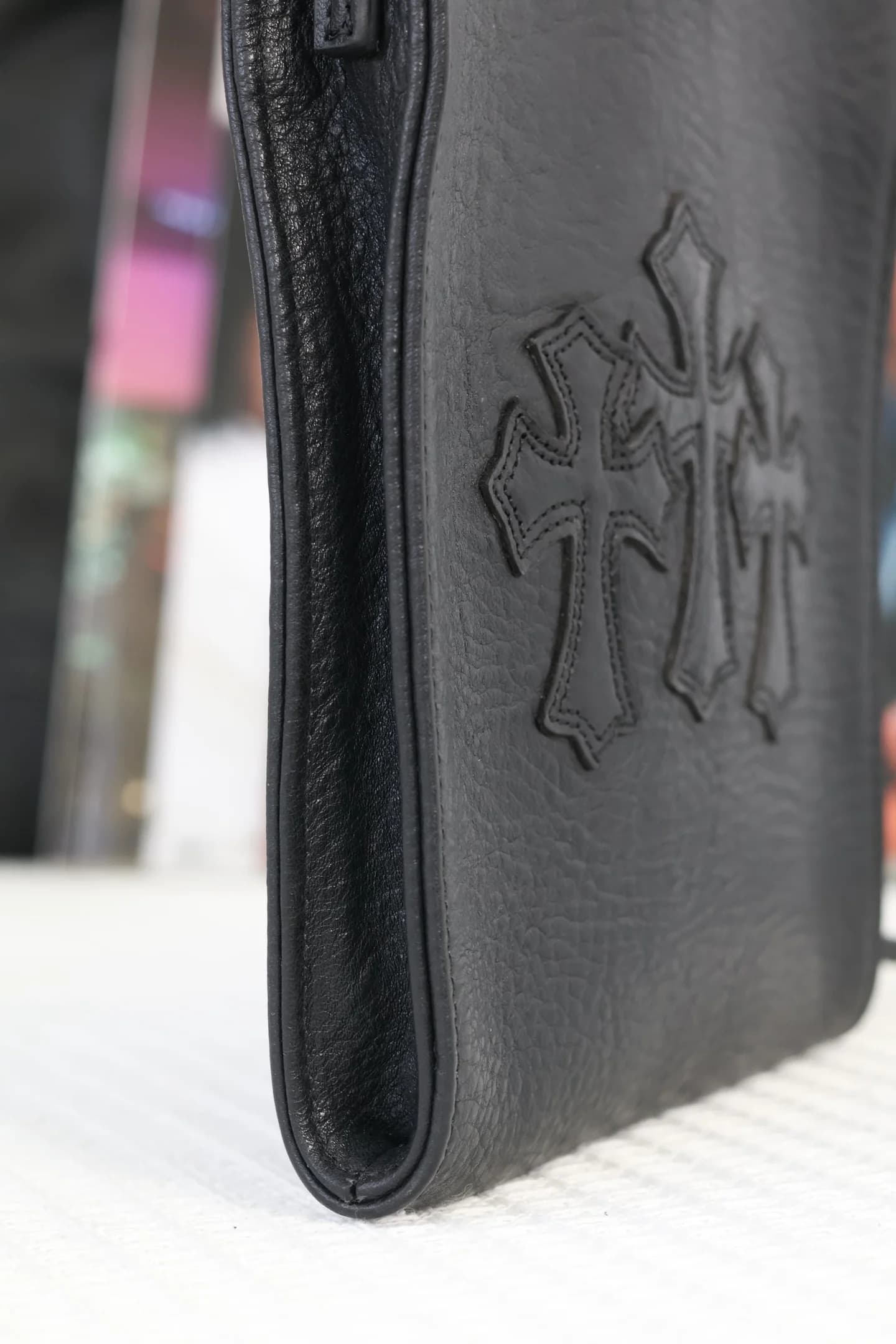 Боковой шов и текстура натуральной черной кожи сумки Chrome Hearts