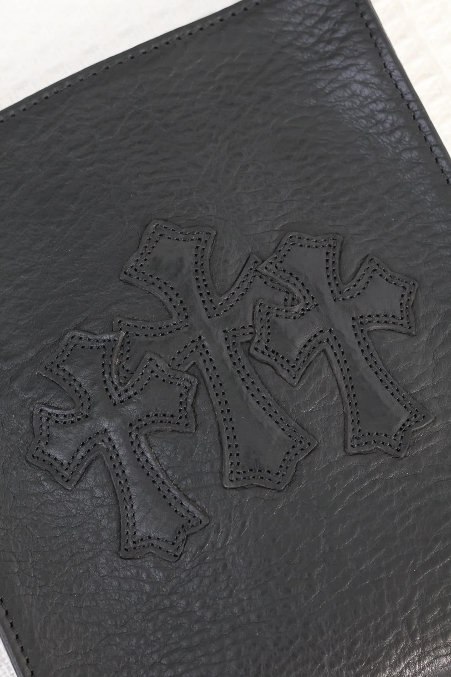 Деталь строчки и фактуры кожи на нашивках Cross Patch Chrome Hearts
