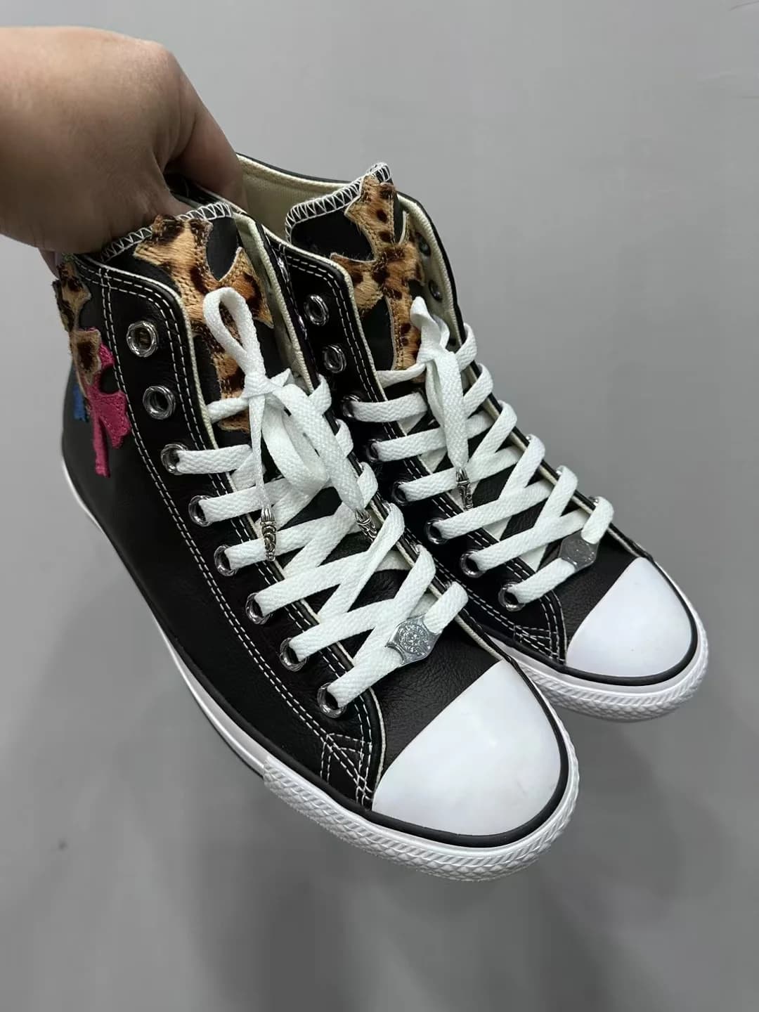 Высокие черные кожаные кеды Chrome Hearts x Converse All-Star с разноцветными крестами
