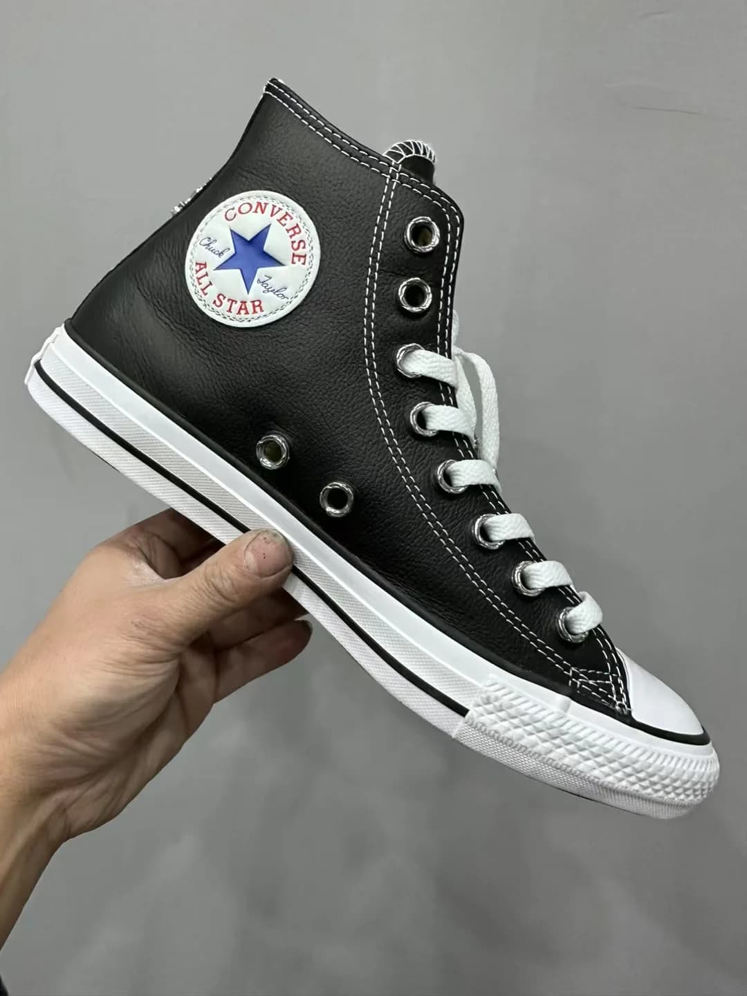 Вид сбоку на кожаные кеды Chrome Hearts x Converse All-Star с фирменным логотипом