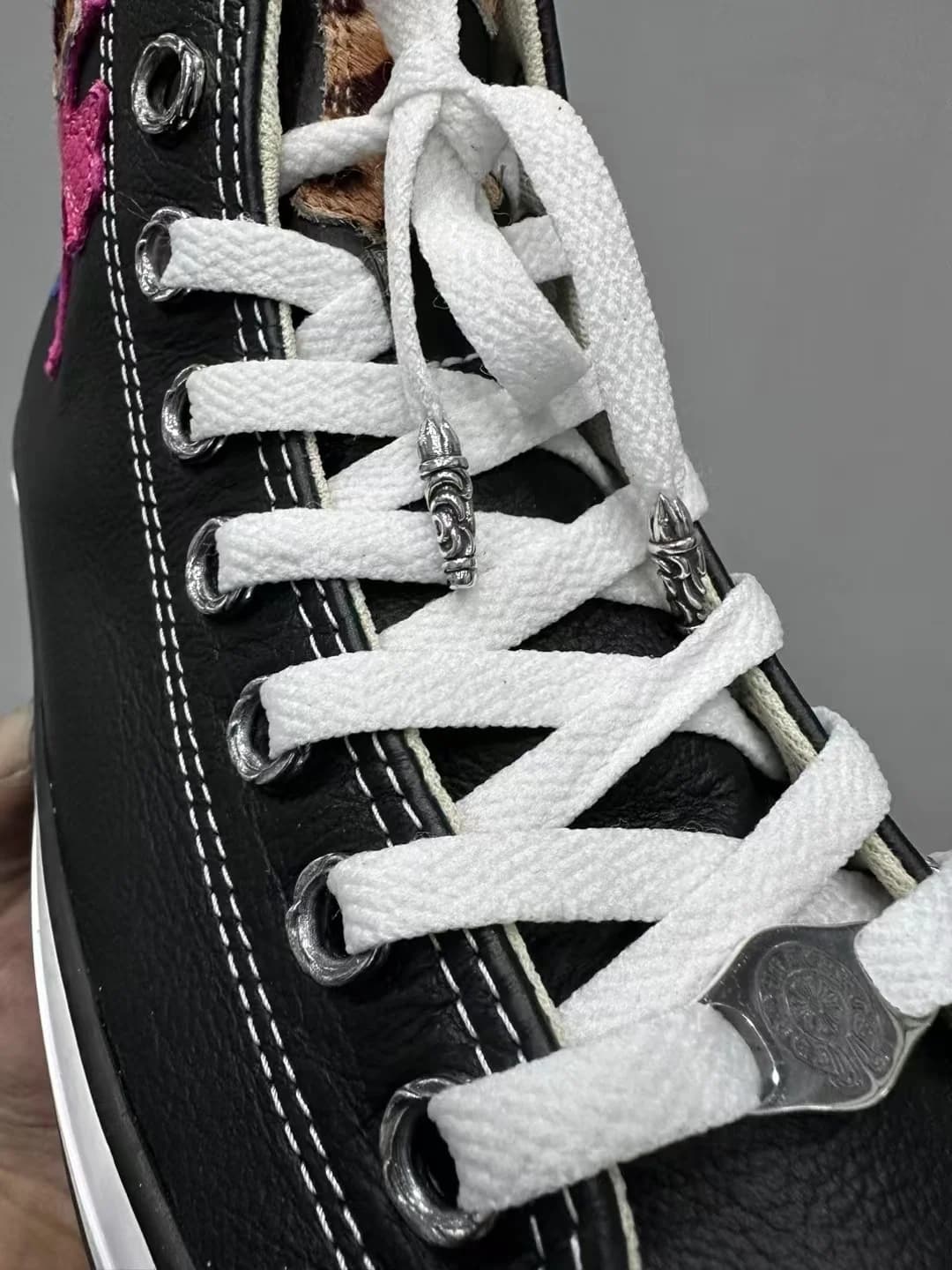 Деталь шнуровки кед Chrome Hearts x Converse All-Star с серебряной фурнитурой