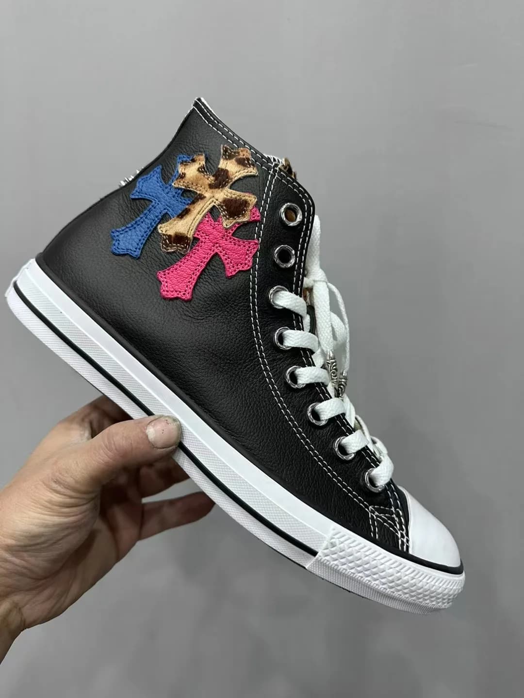 Вид сбоку на кеды Chrome Hearts x Converse All-Star с нашивками в виде крестов