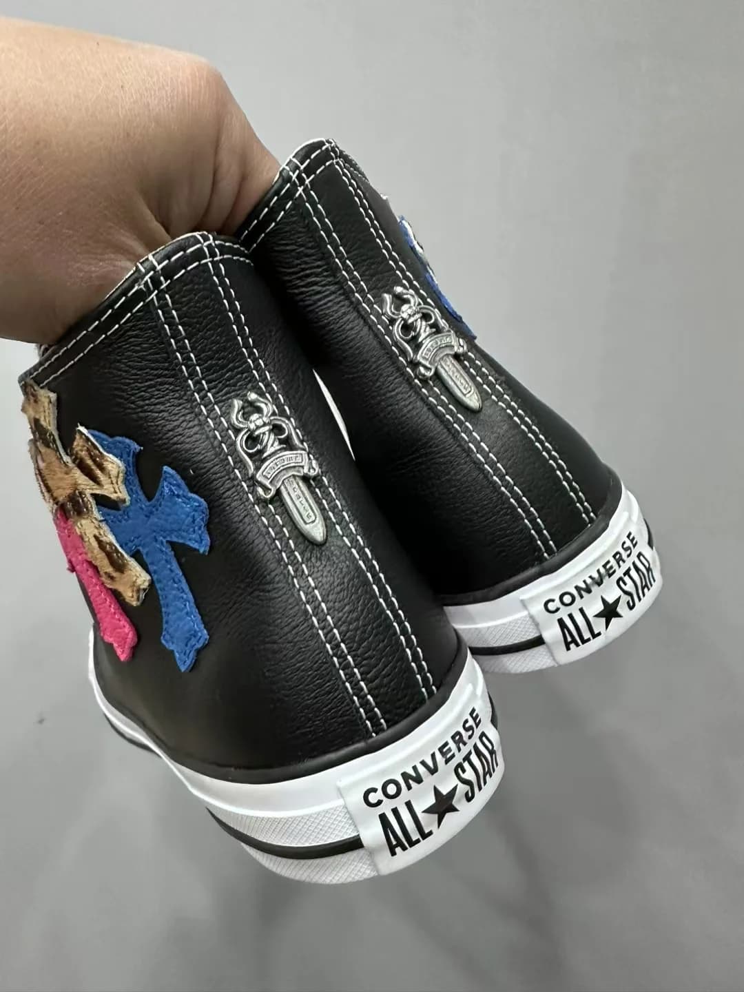 Вид сзади на кеды Chrome Hearts x Converse All-Star с застежкой-молнией