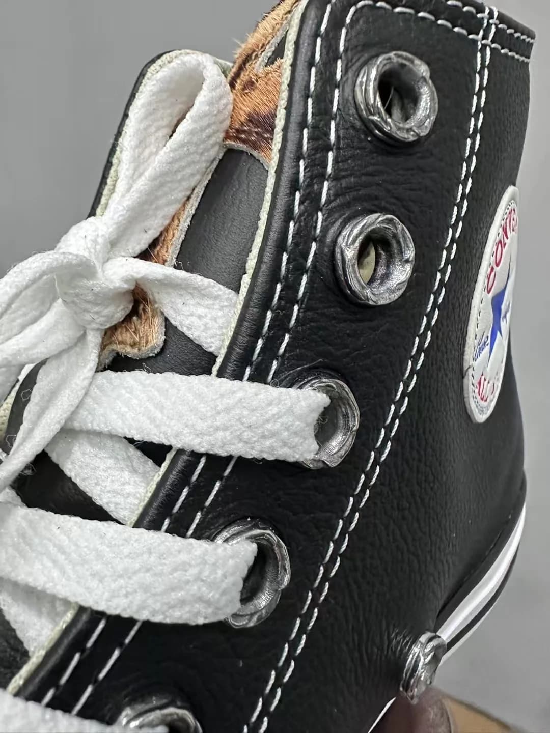 Деталь люверсов и язычка с леопардовым принтом кед Chrome Hearts x Converse All-Star