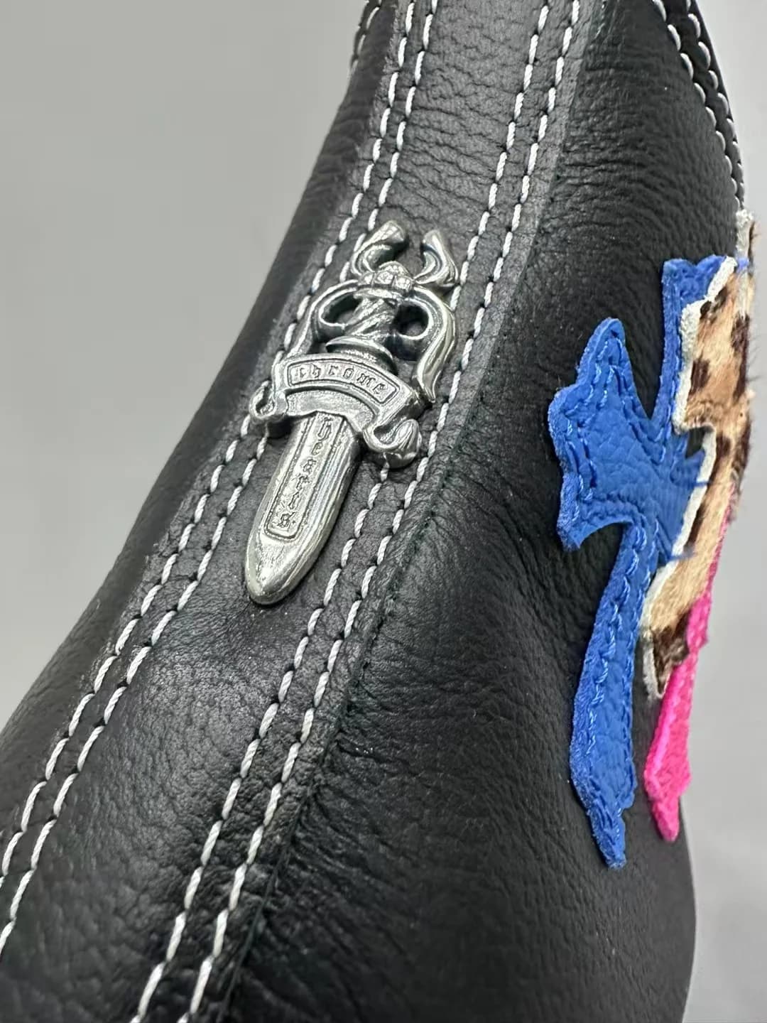 Крупный план молнии с пуллером-кинжалом на кедах Chrome Hearts x Converse All-Star