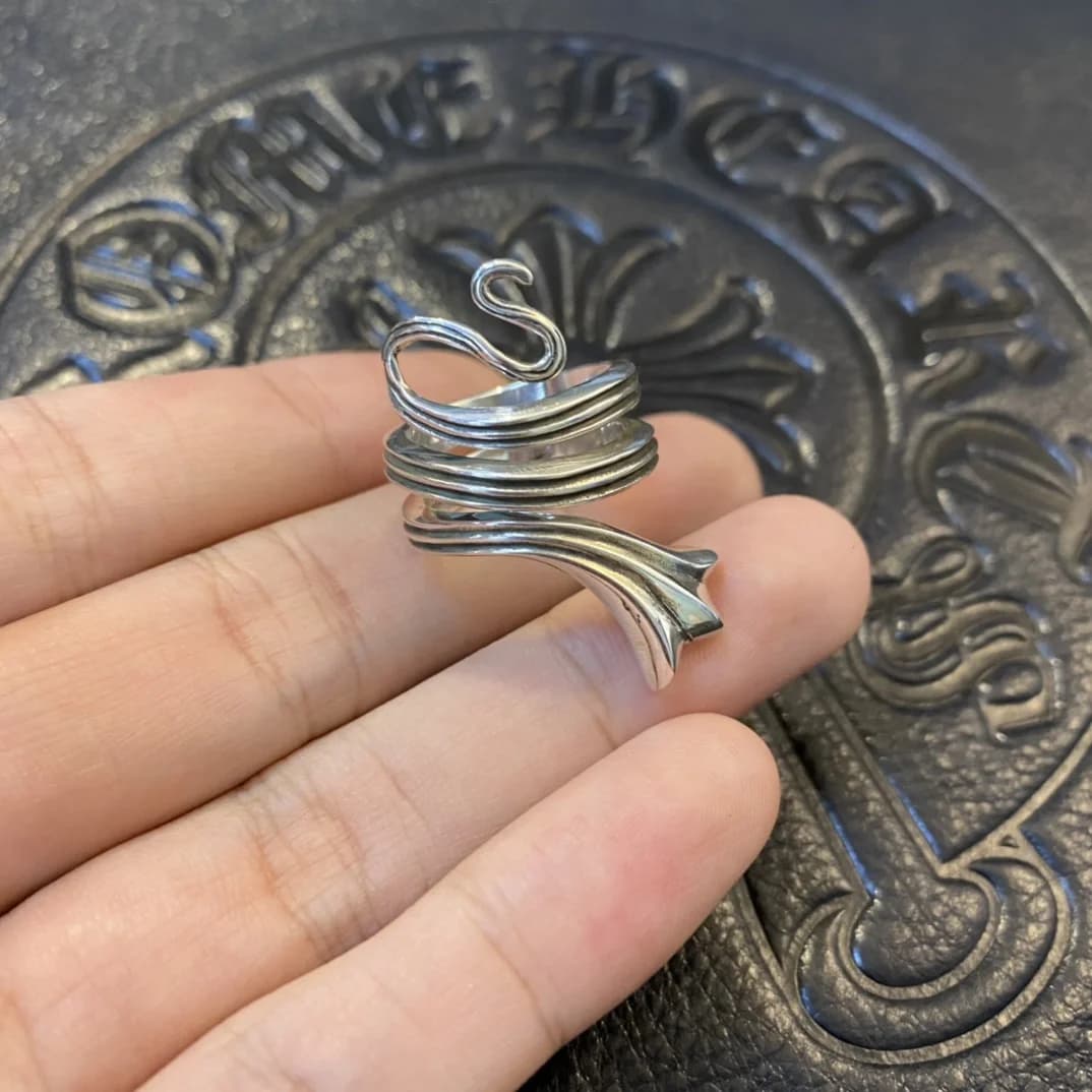 Серебряное кольцо Chrome Hearts Snake спиралевидной формы в руке, вид сверху