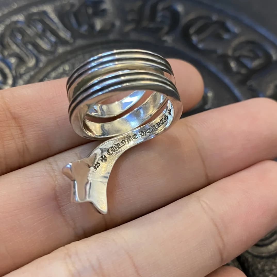 Фирменная гравировка бренда на внутренней стороне серебряного кольца Chrome Hearts Snake