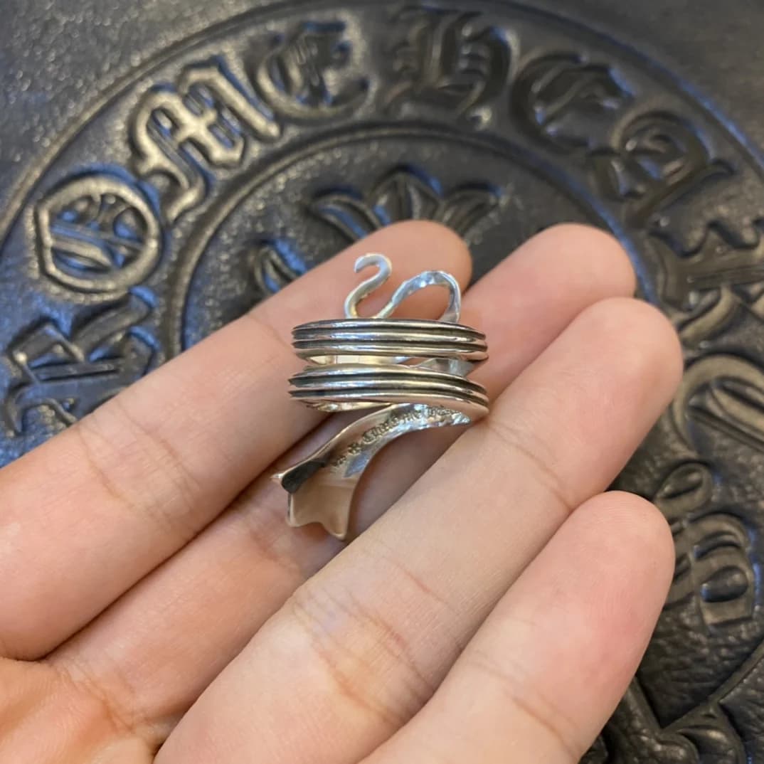 Детализированный вид спирального кольца Chrome Hearts Snake с чернением