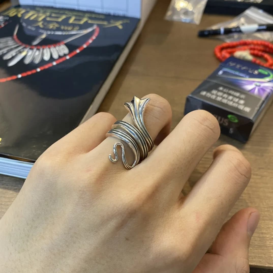 Серебряное кольцо Chrome Hearts Snake на пальце руки