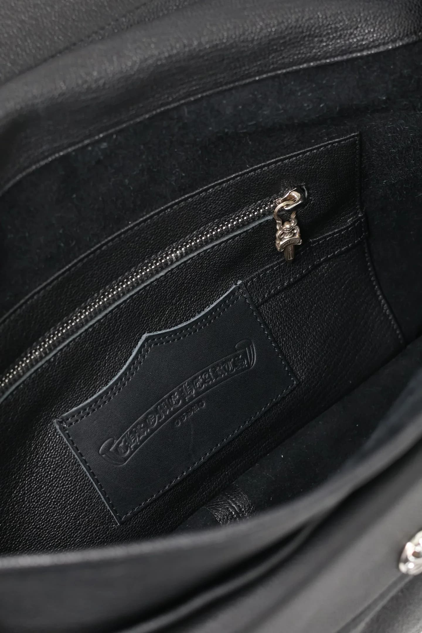 Внутренний карман на молнии и кожаная нашивка с тиснением Chrome Hearts
