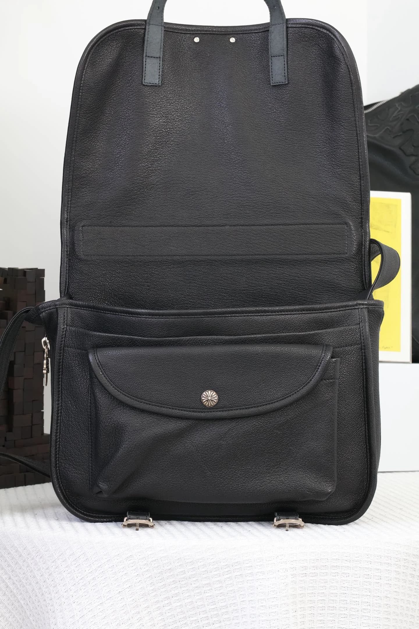 Сумка Chrome Hearts в открытом виде с поднятым клапаном и накладным карманом
