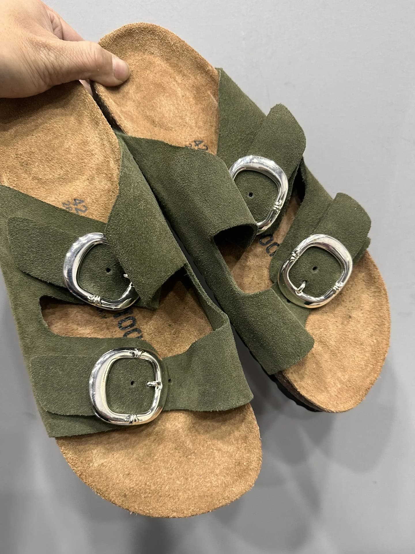 Зеленые замшевые шлепанцы Chrome Hearts x Birkenstock Arizona, вид сверху